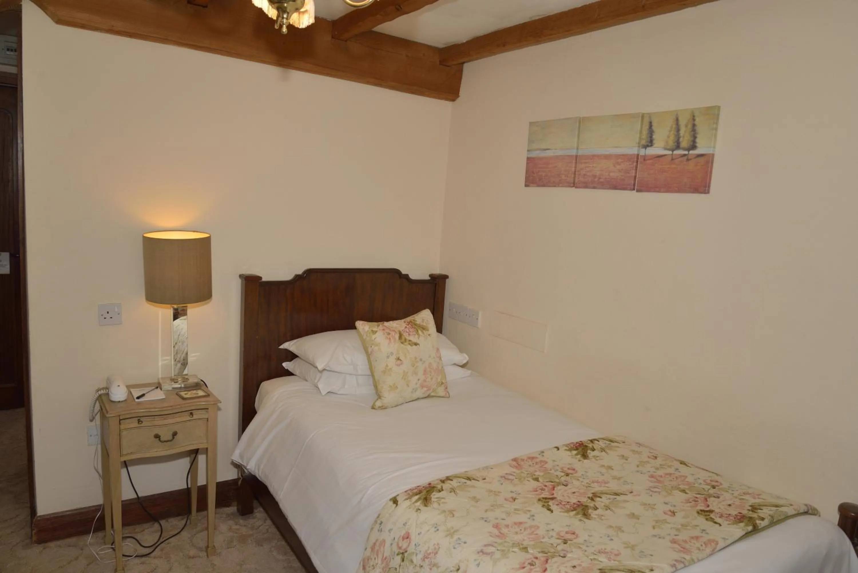 Photo of the whole room, Bed in The Inglenook Hotel