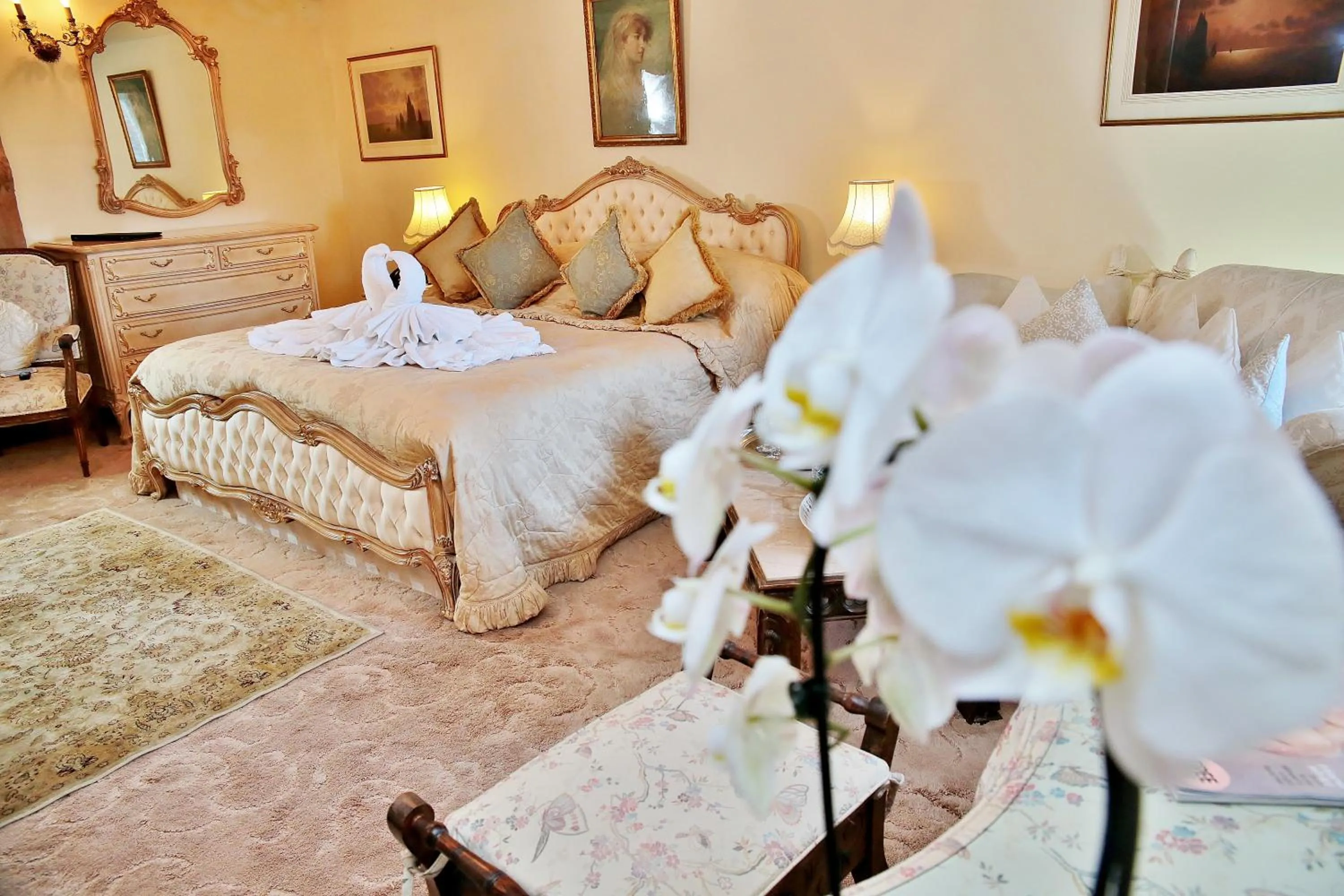 Photo of the whole room, Bed in The Inglenook Hotel