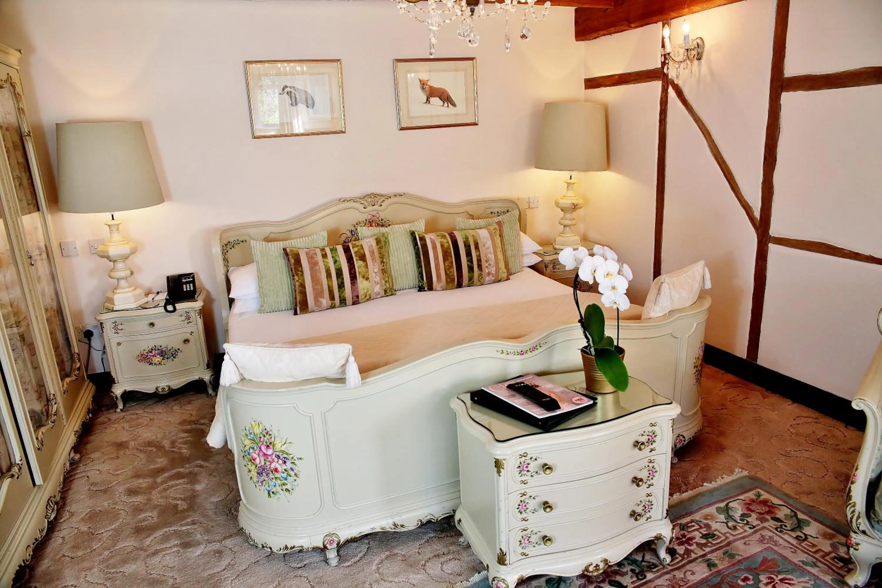 Photo of the whole room, Bed in The Inglenook Hotel