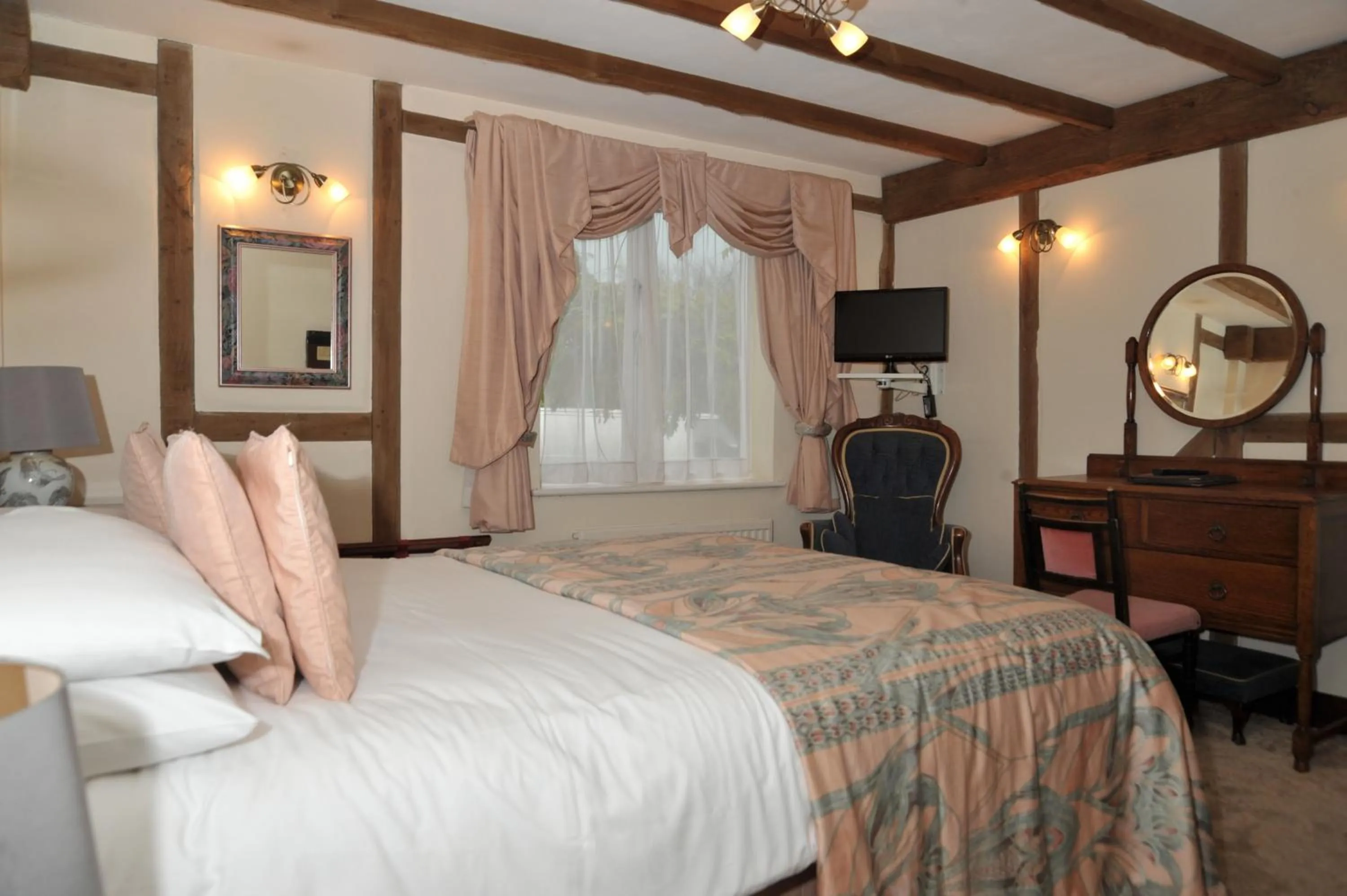 Photo of the whole room, Bed in The Inglenook Hotel