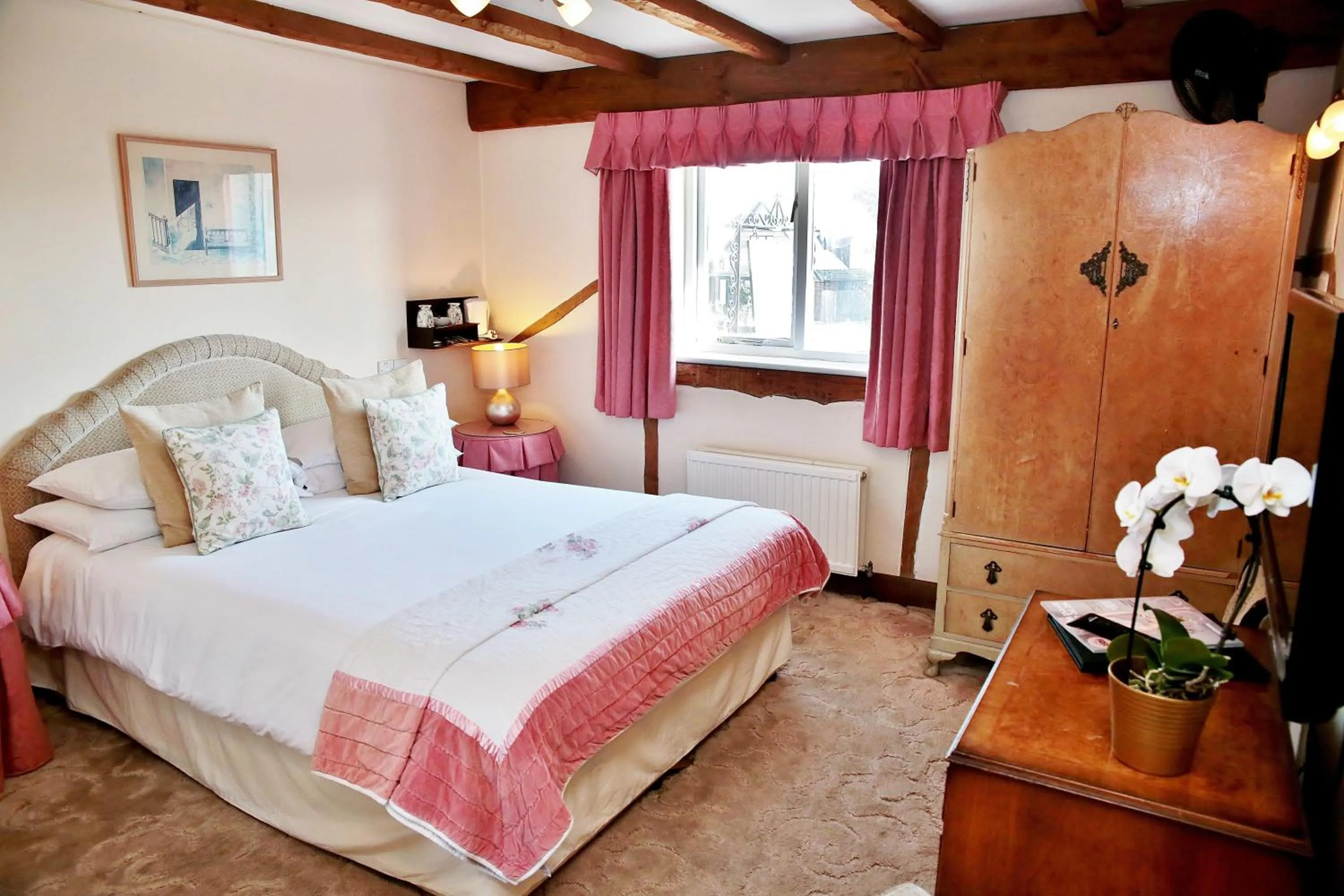 Photo of the whole room, Bed in The Inglenook Hotel