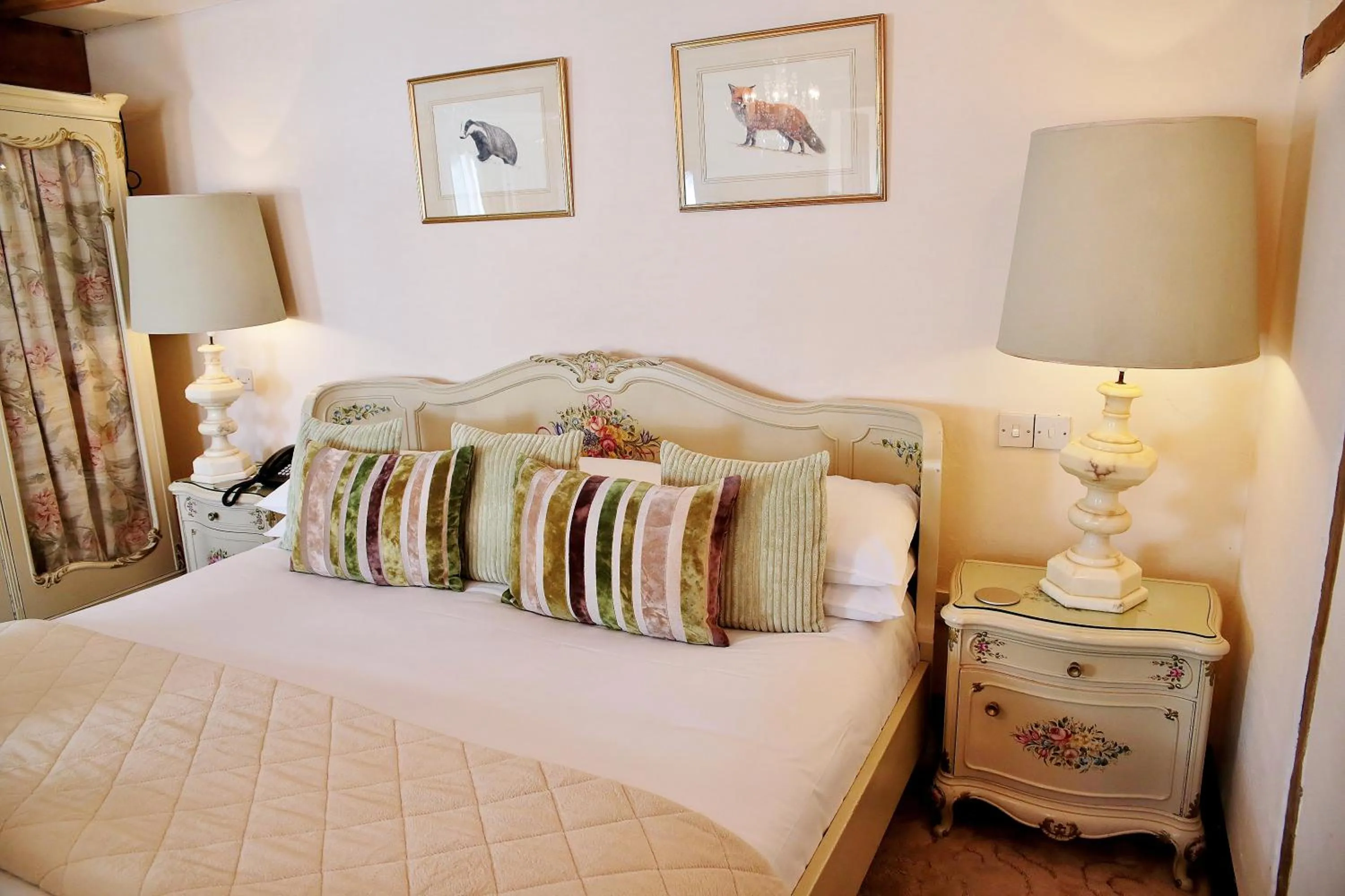 Photo of the whole room, Bed in The Inglenook Hotel