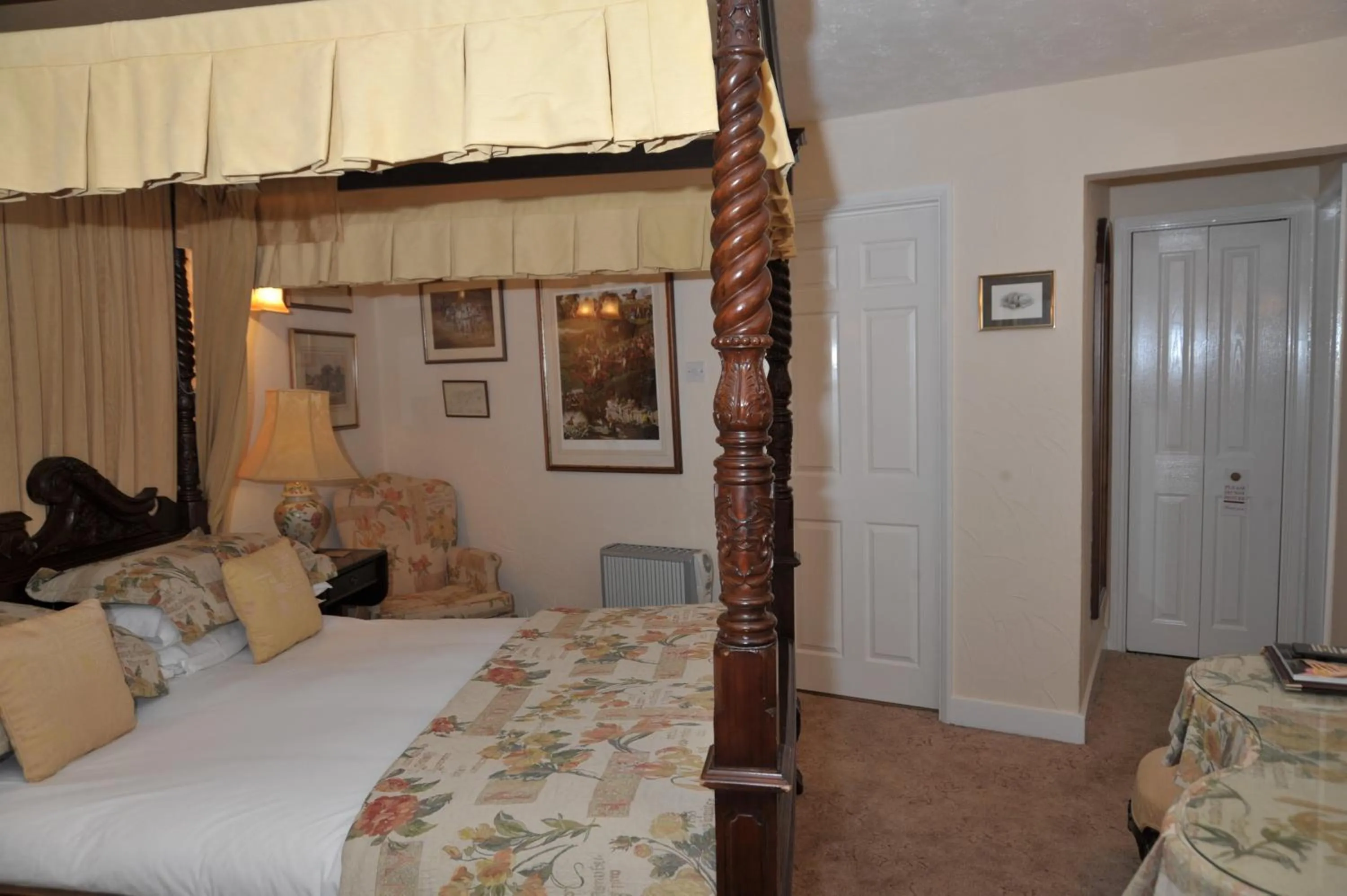 Photo of the whole room, Bed in The Inglenook Hotel