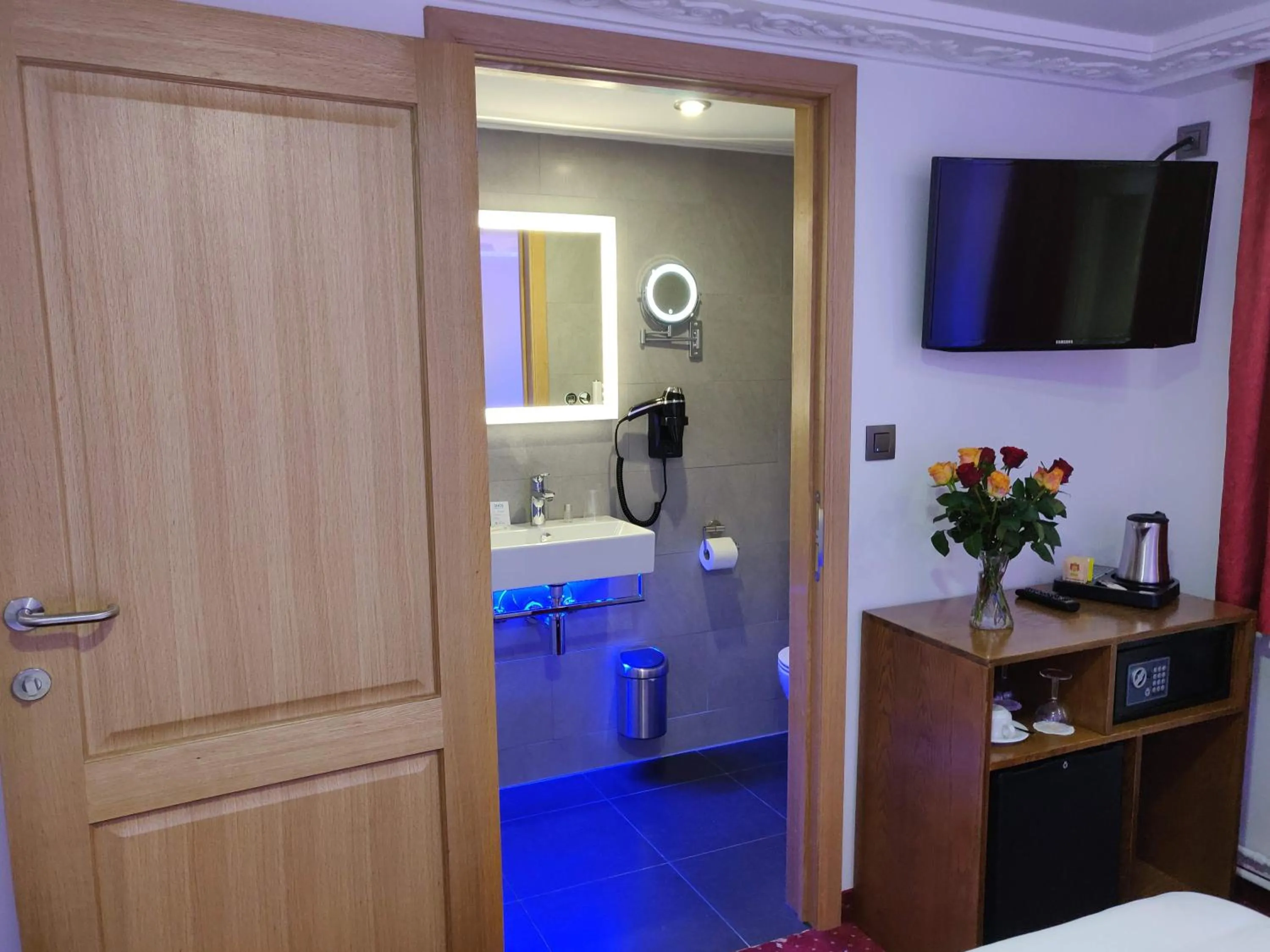 Bathroom, Bed in Hotel Eikenhof