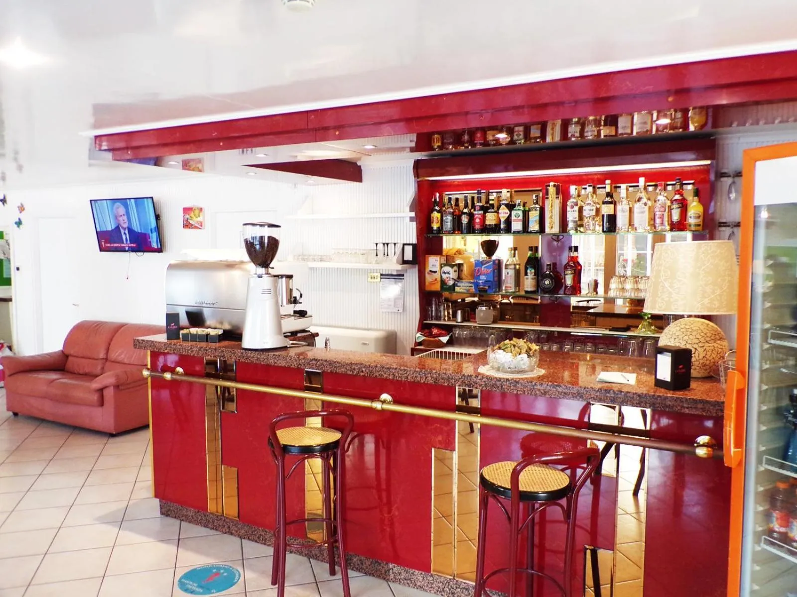 Lounge or bar in Hotel Crystal NUOVA GESTIONE 2025