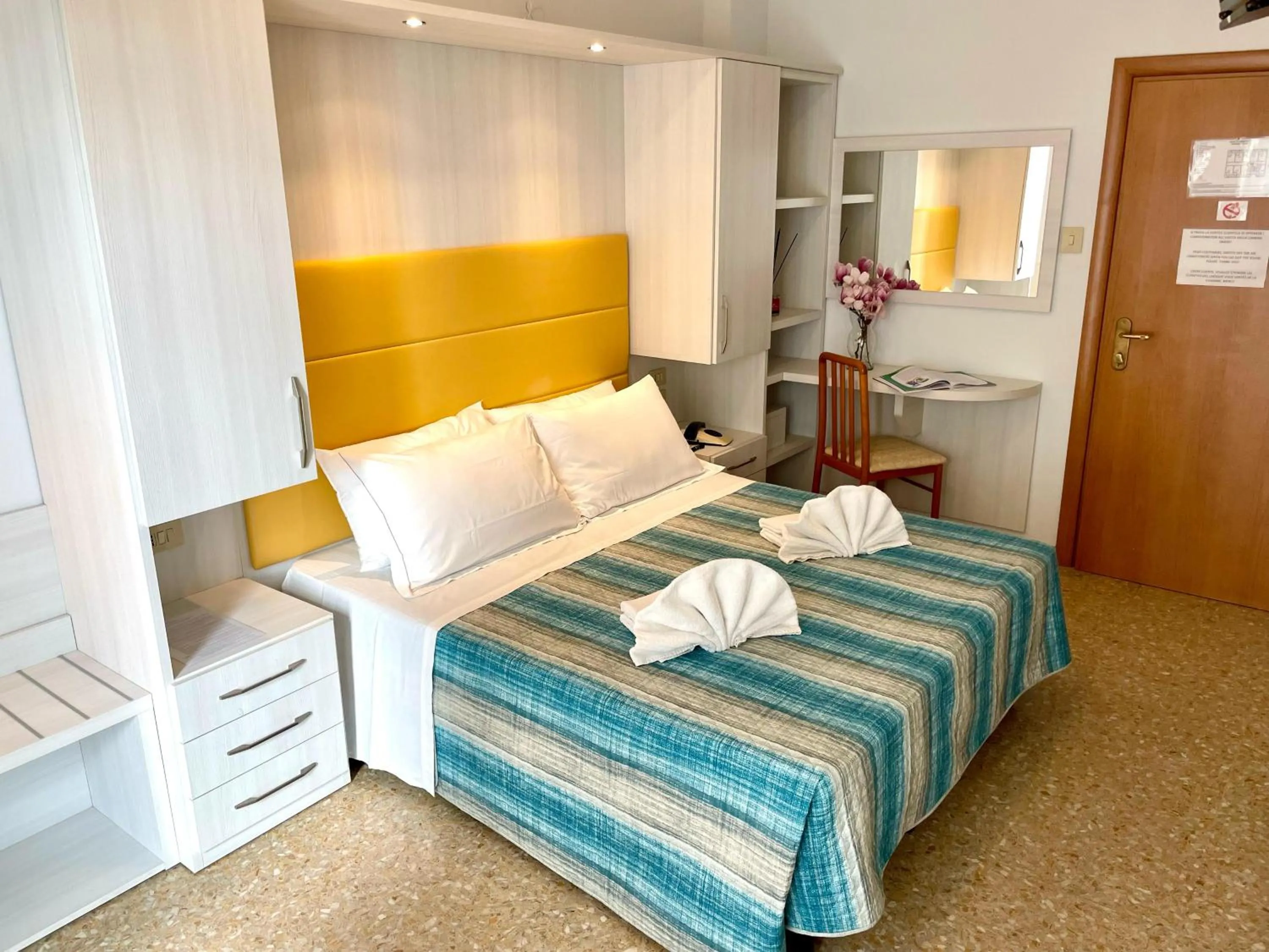 Bedroom, Bed in Hotel Crystal NUOVA GESTIONE 2025