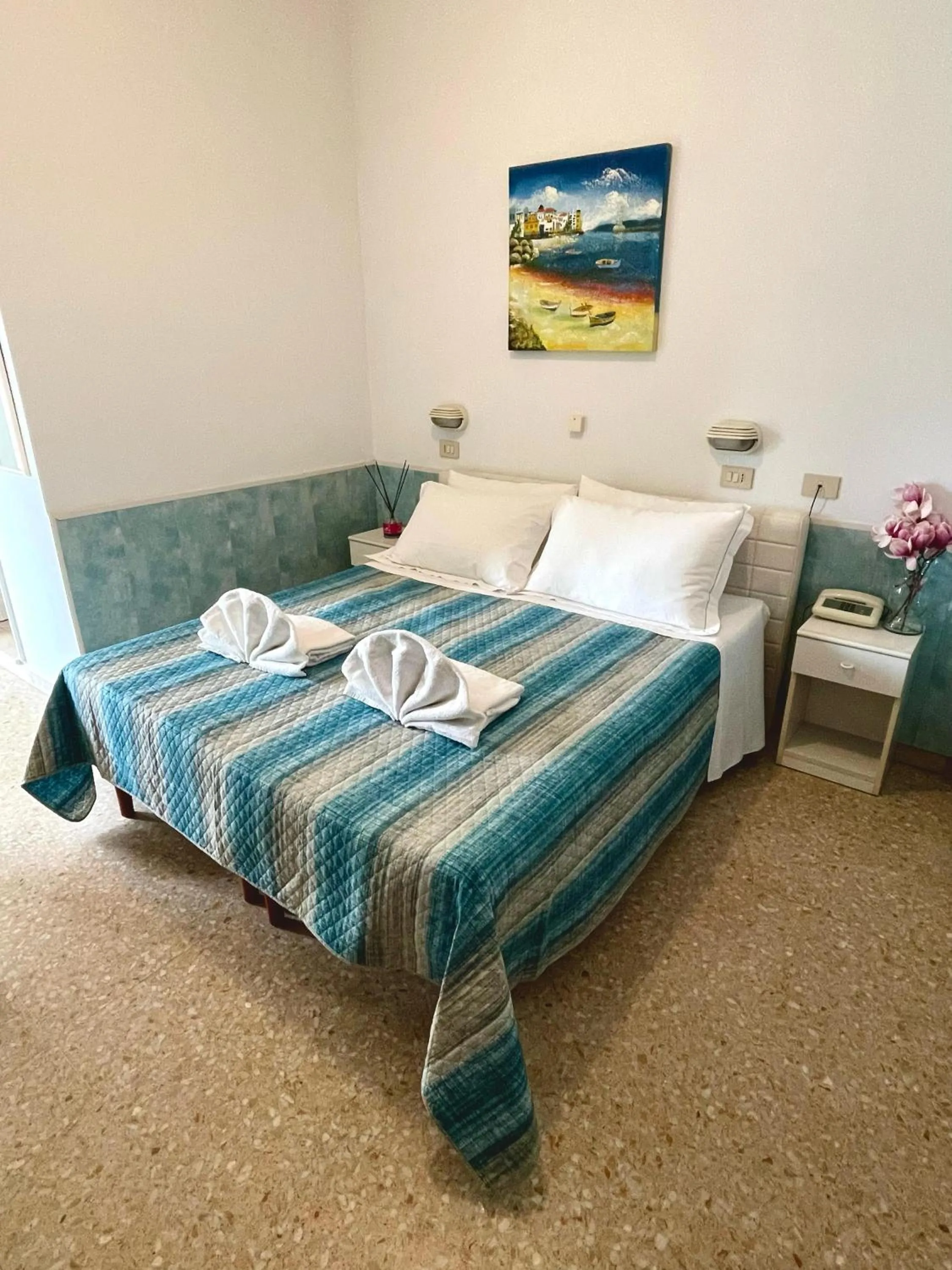 Bedroom, Bed in Hotel Crystal NUOVA GESTIONE 2025