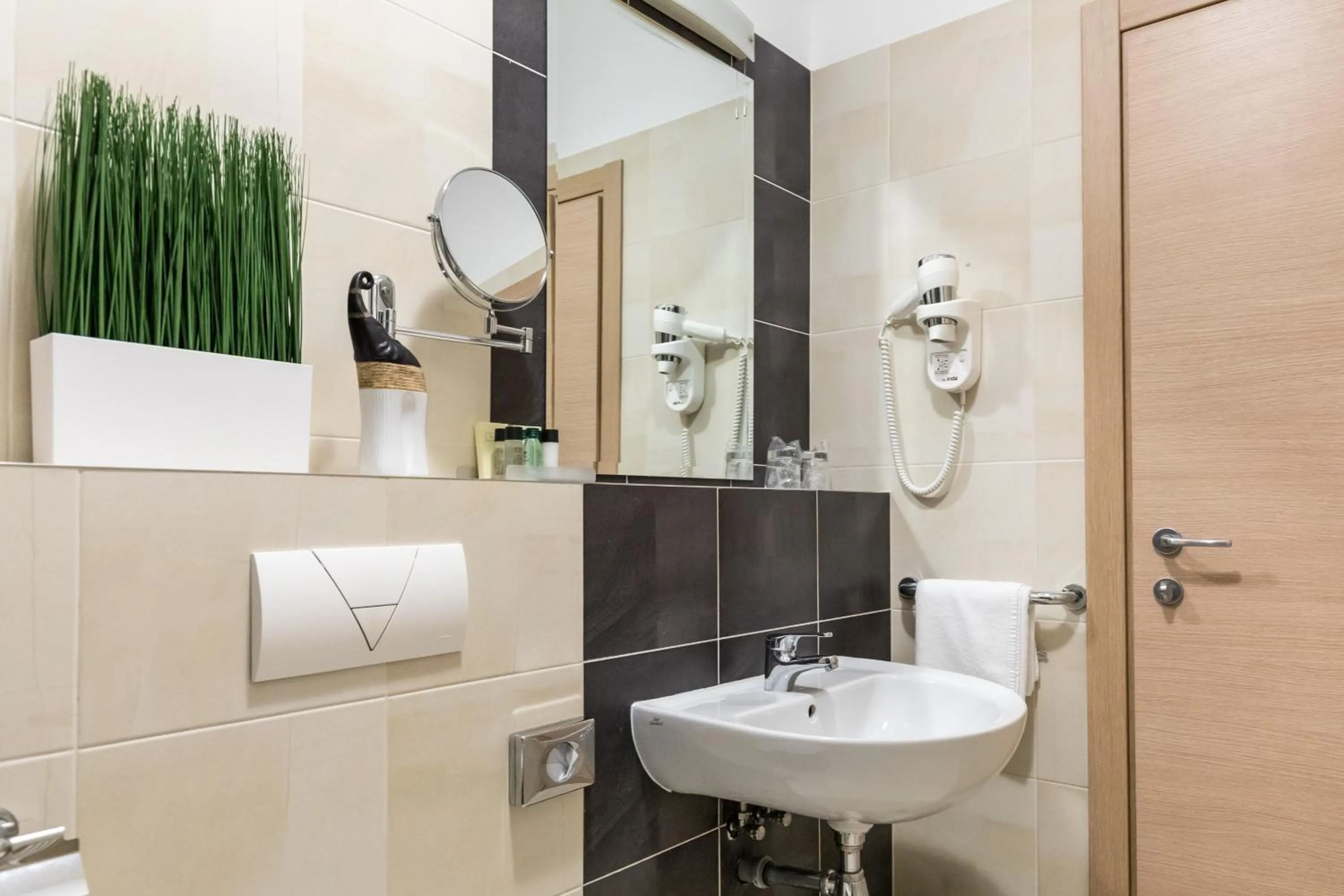 Shower in Hotel Mondo