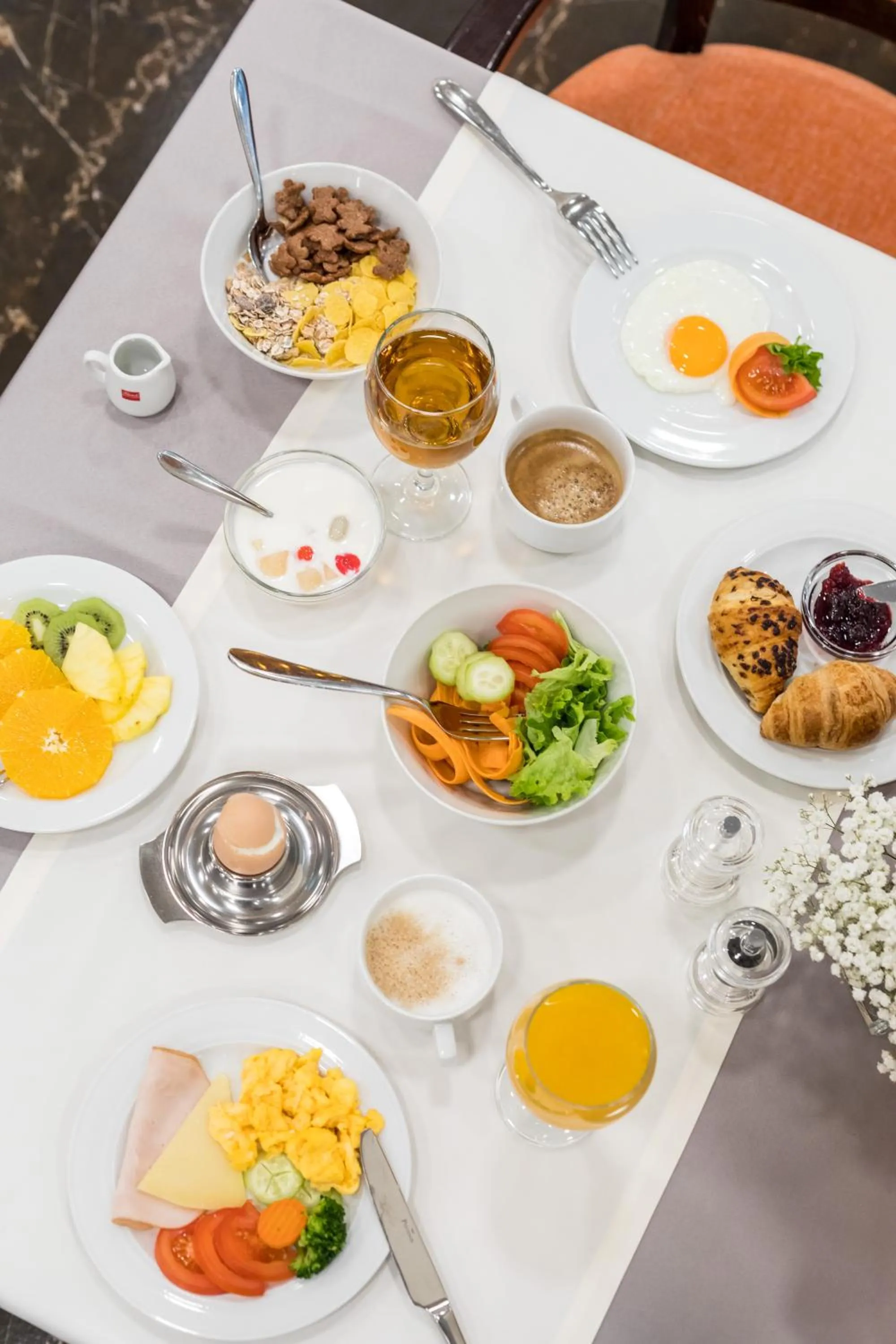 Restaurant/places to eat in Hotel Mondo