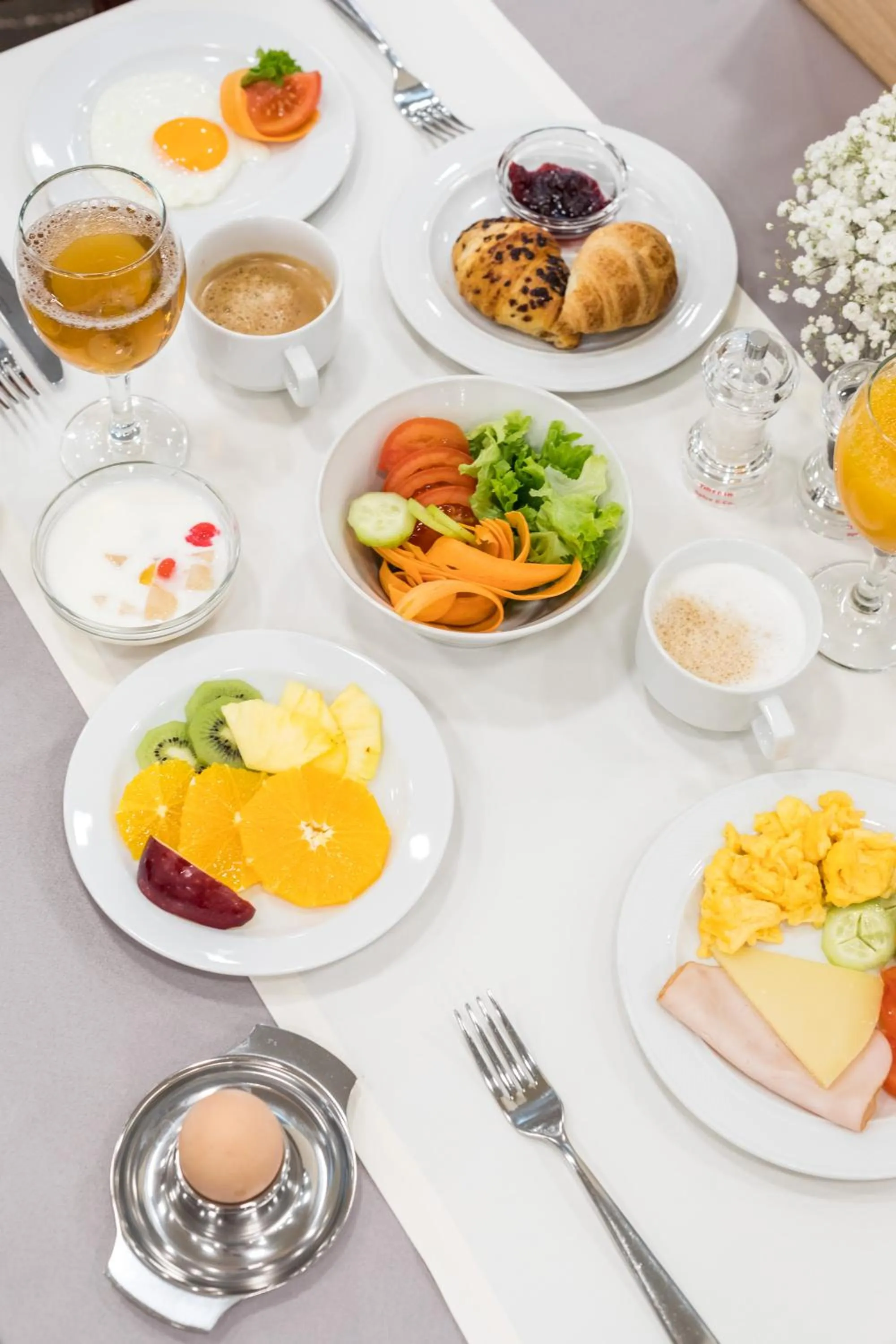 Restaurant/places to eat in Hotel Mondo