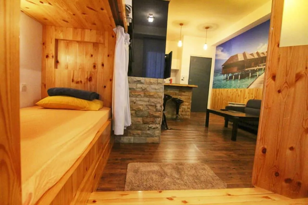 Communal lounge/ TV room, Bed in D'calton seaview apartment