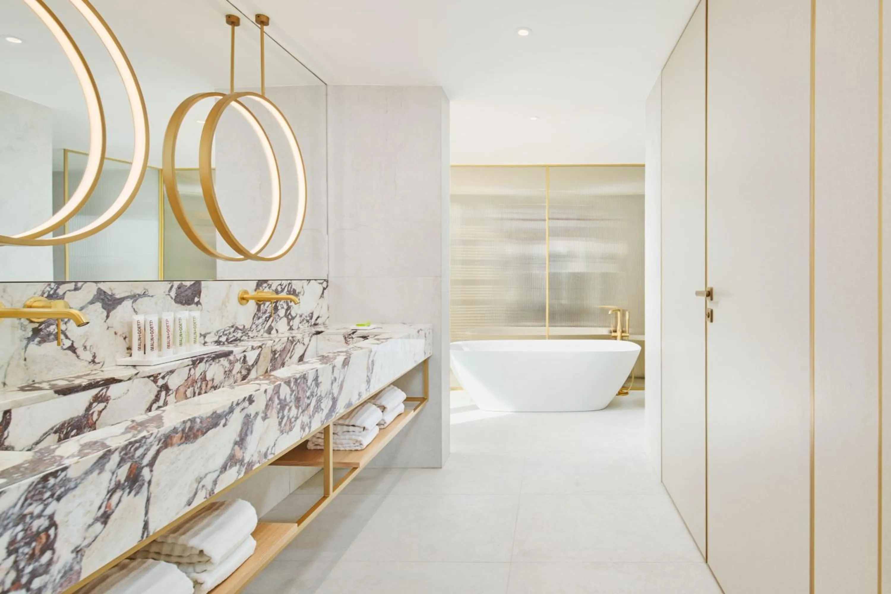 Bathroom, Bed in Le Meridien Lav Split