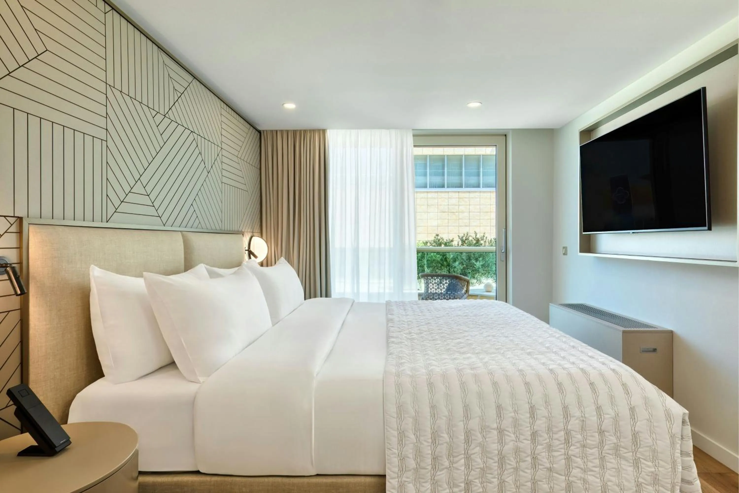 Bedroom, Bed in Le Meridien Lav Split