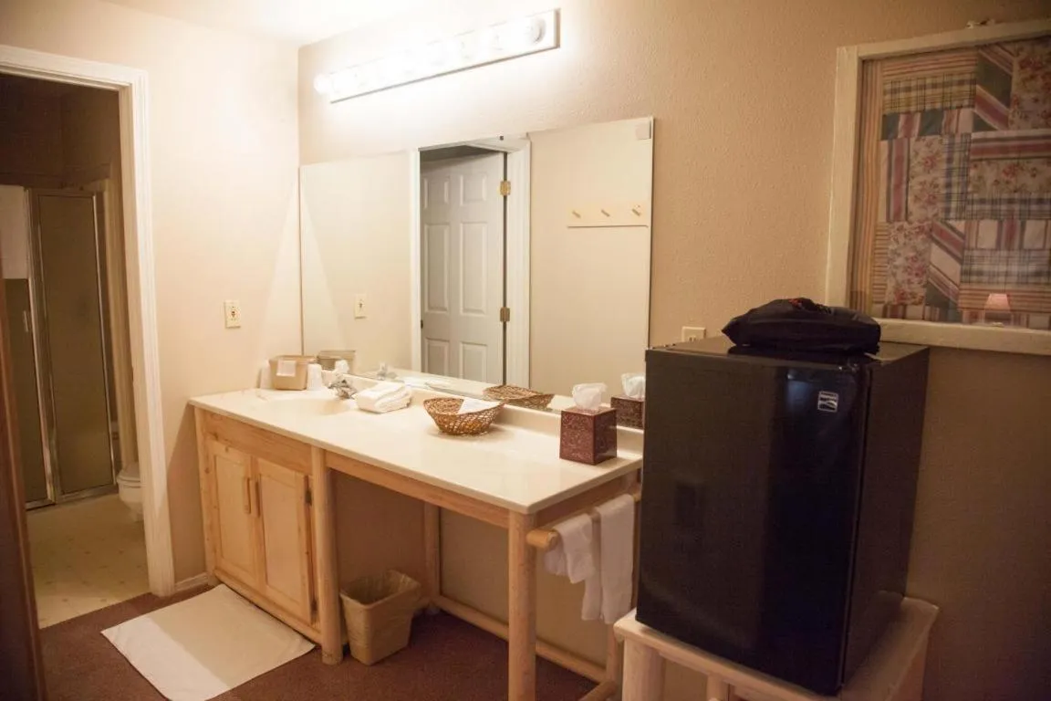 Bathroom in Log Inn Bonners Ferry