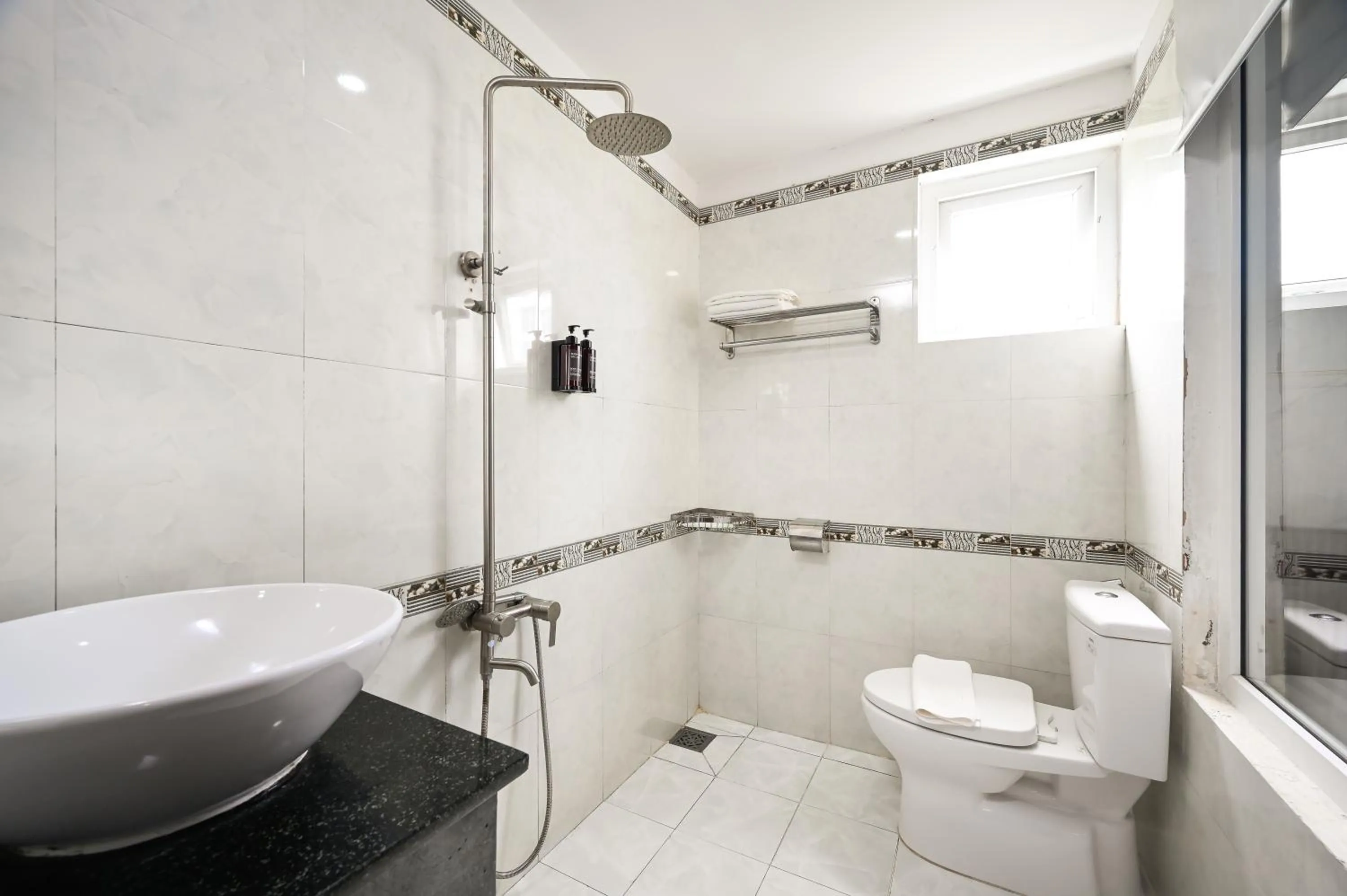 Toilet in Gia Hoa Airport Hotel