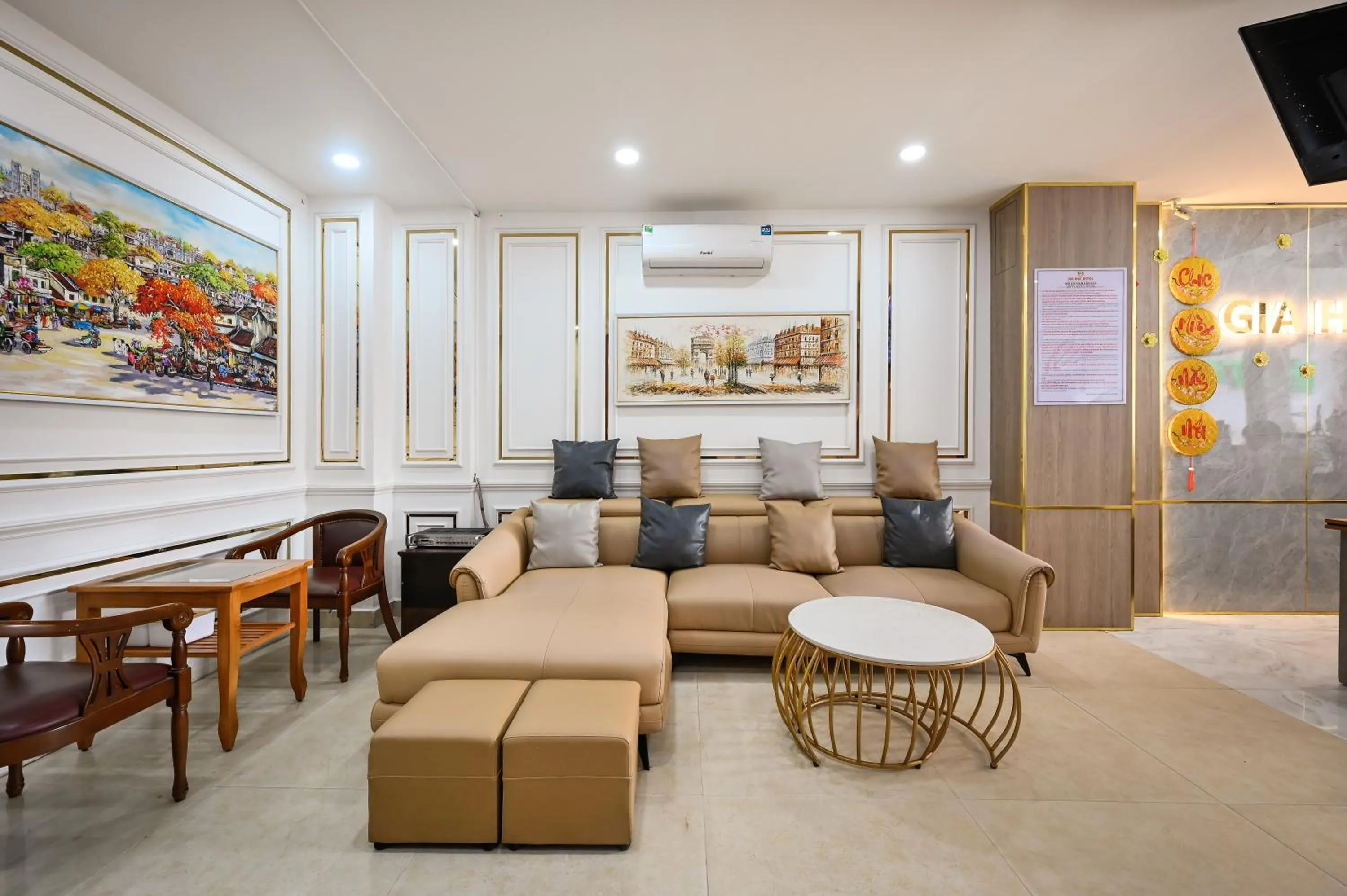 Living room in Gia Hoa Airport Hotel