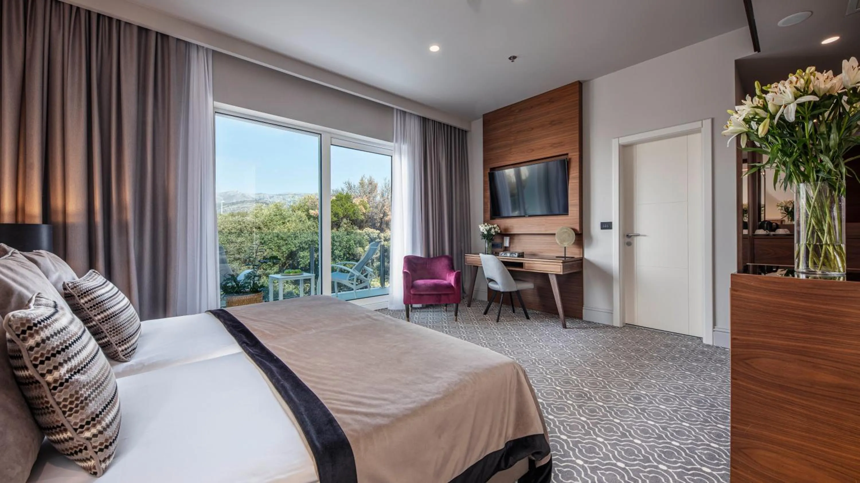 TV and multimedia, Bed in Royal Ariston Hotel