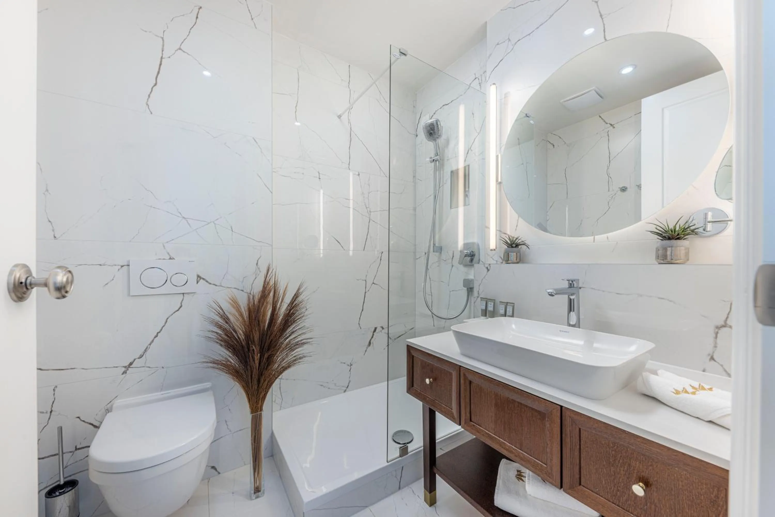 Toilet in Royal Ariston Hotel