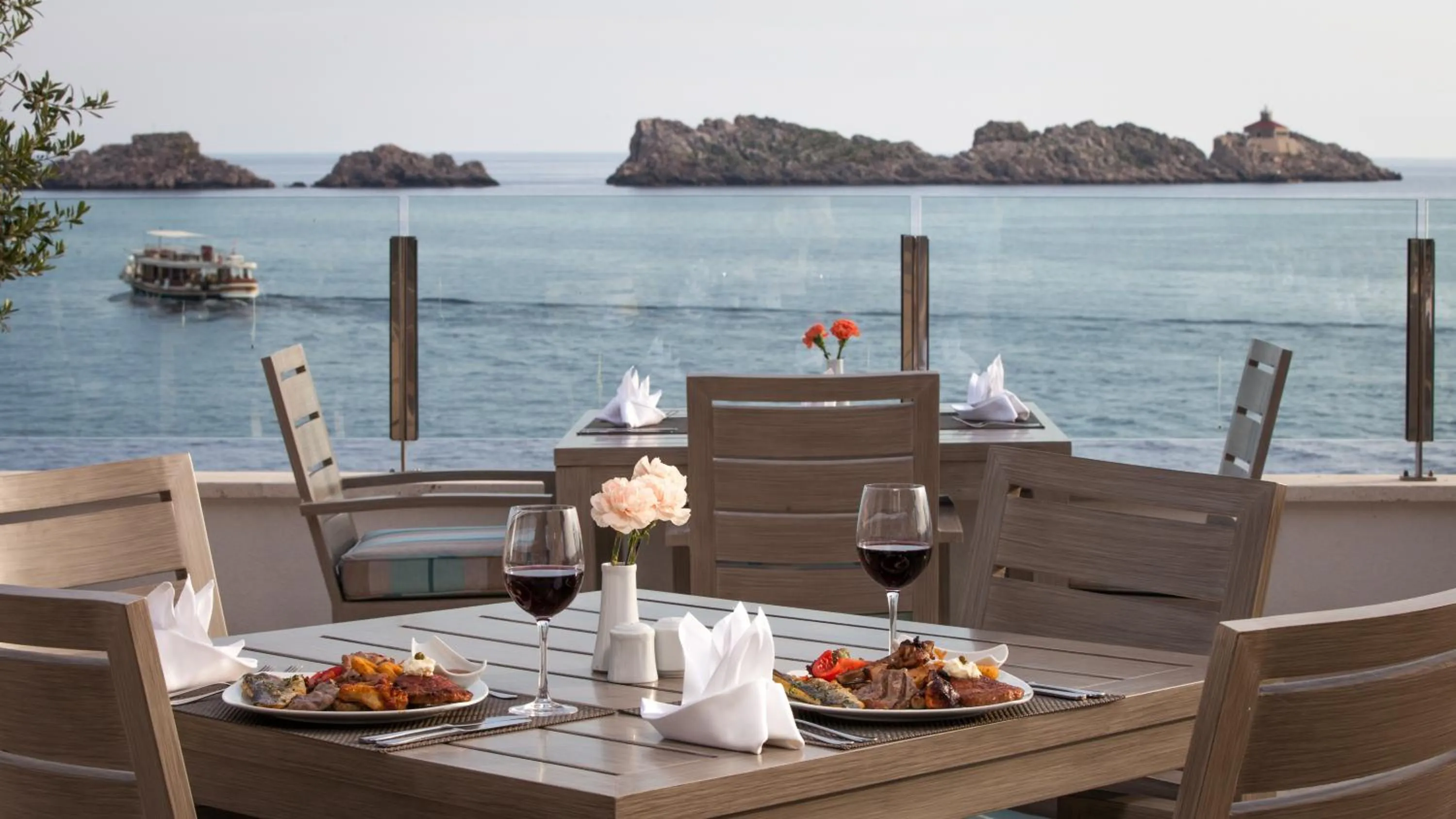 Restaurant/places to eat in Royal Ariston Hotel