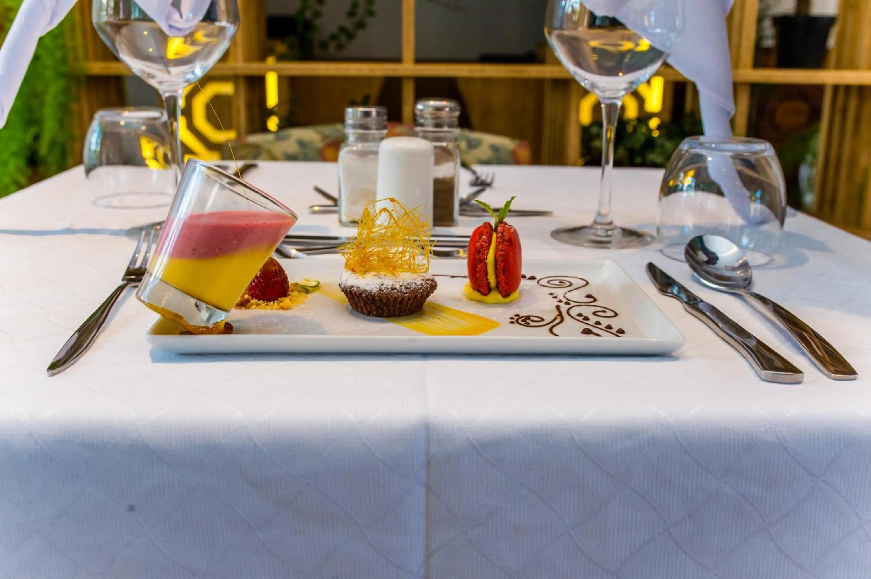 Restaurant/places to eat in Grand Hotel Urban