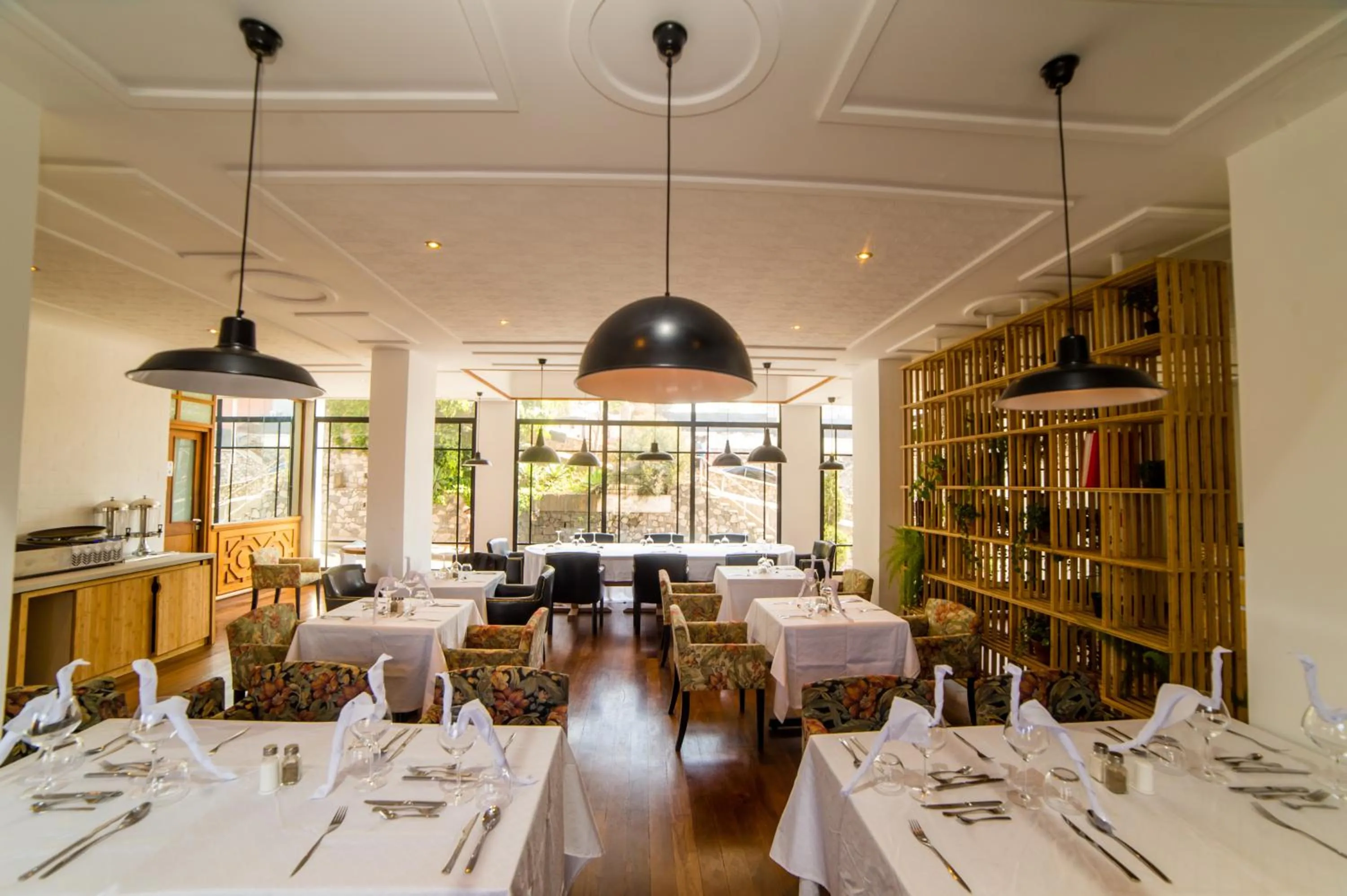 Restaurant/places to eat in Grand Hotel Urban