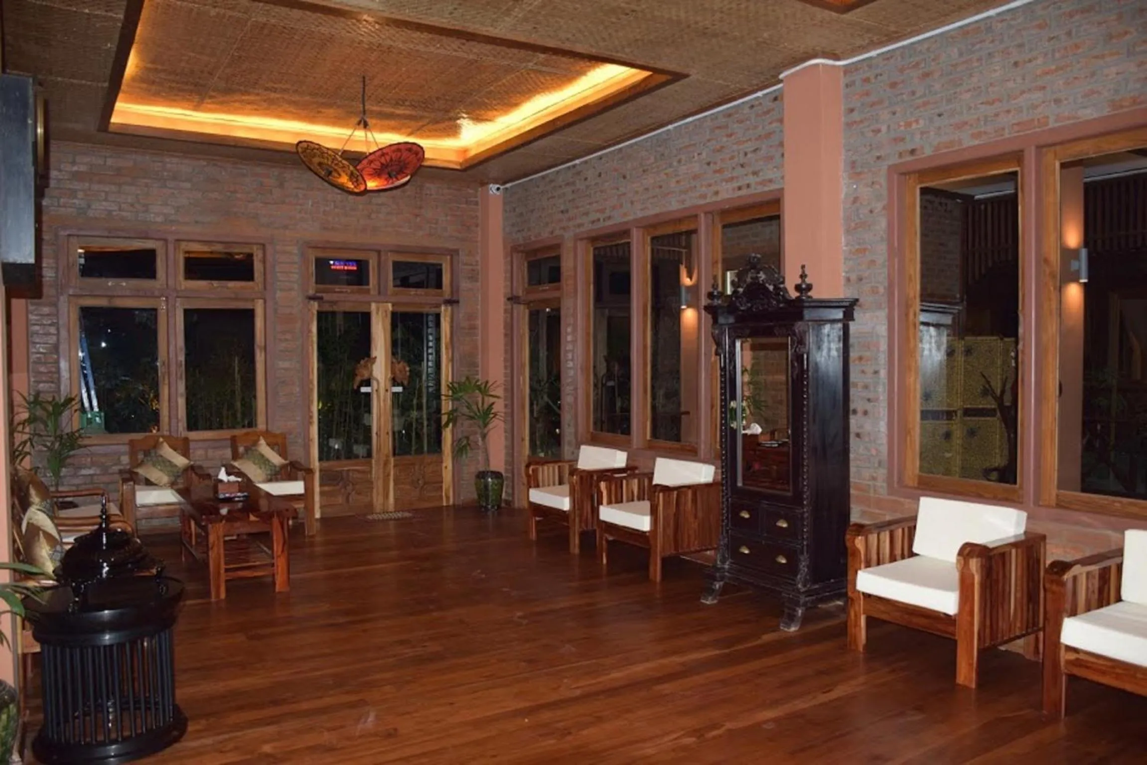 Lobby or reception in Inle Cottage Boutique Hotel