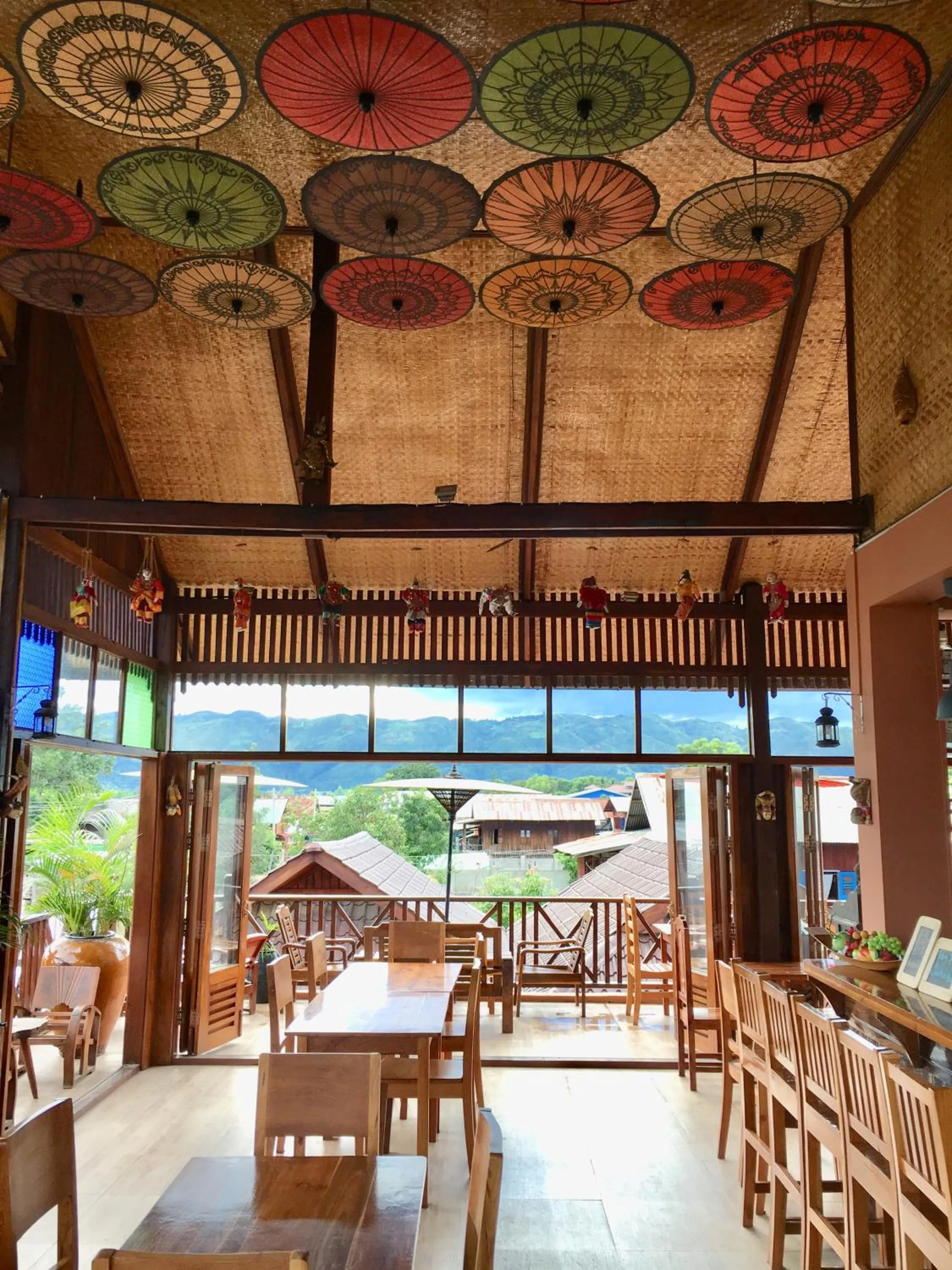 Restaurant/places to eat in Inle Cottage Boutique Hotel