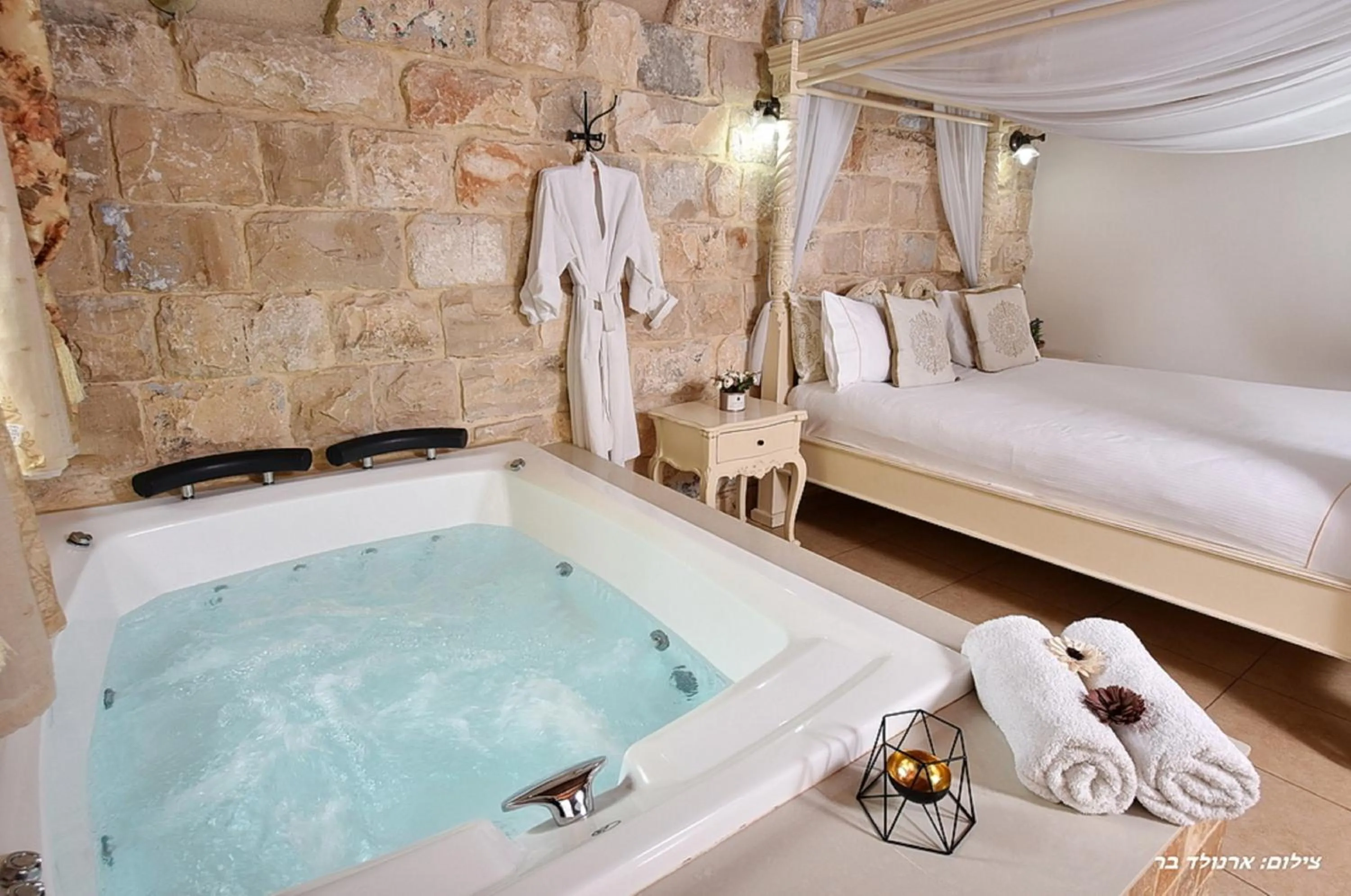 Hot Tub, Bed in Agama