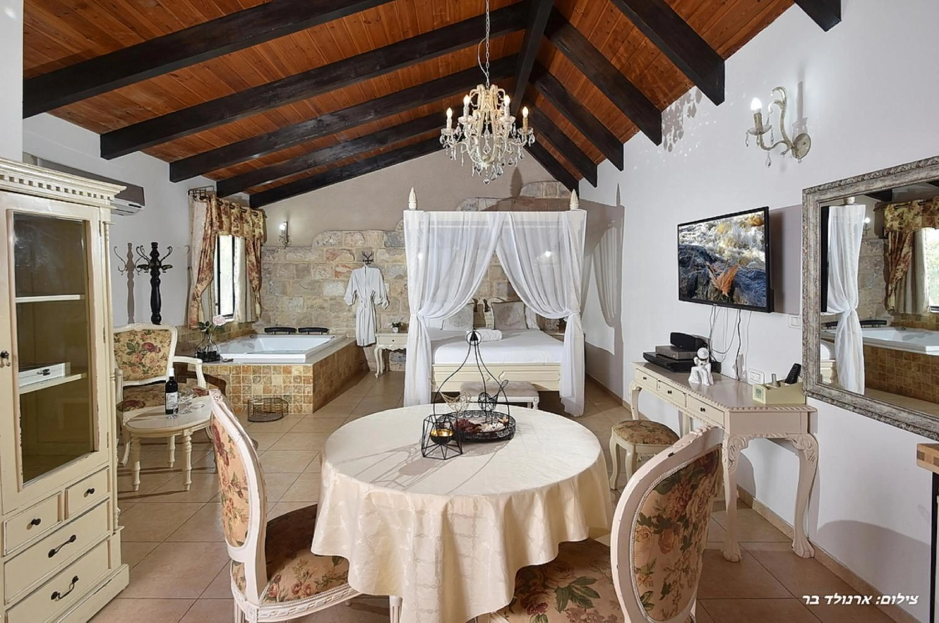 Photo of the whole room in Agama