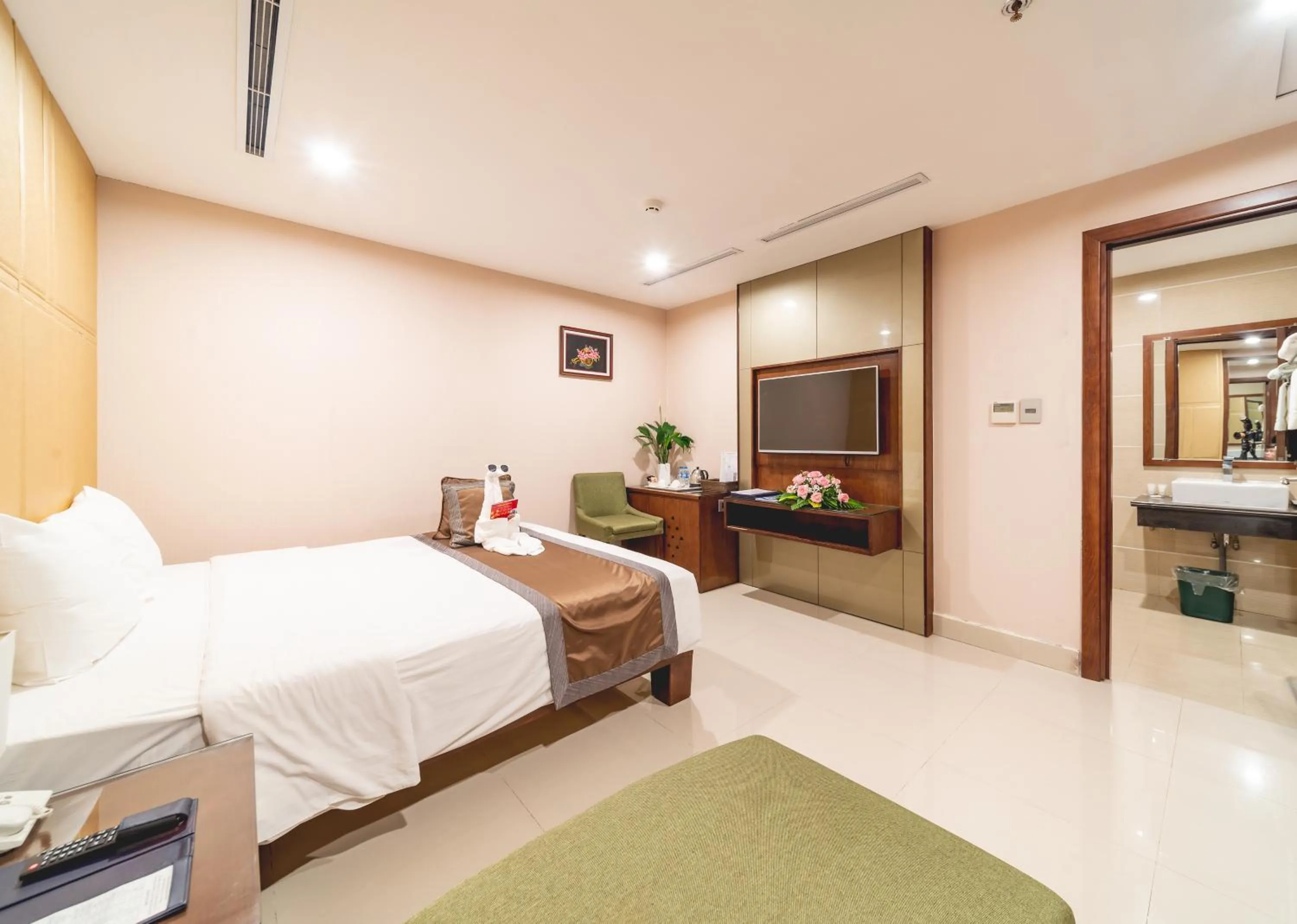 Bedroom, Bed in Bien Bac Hotel