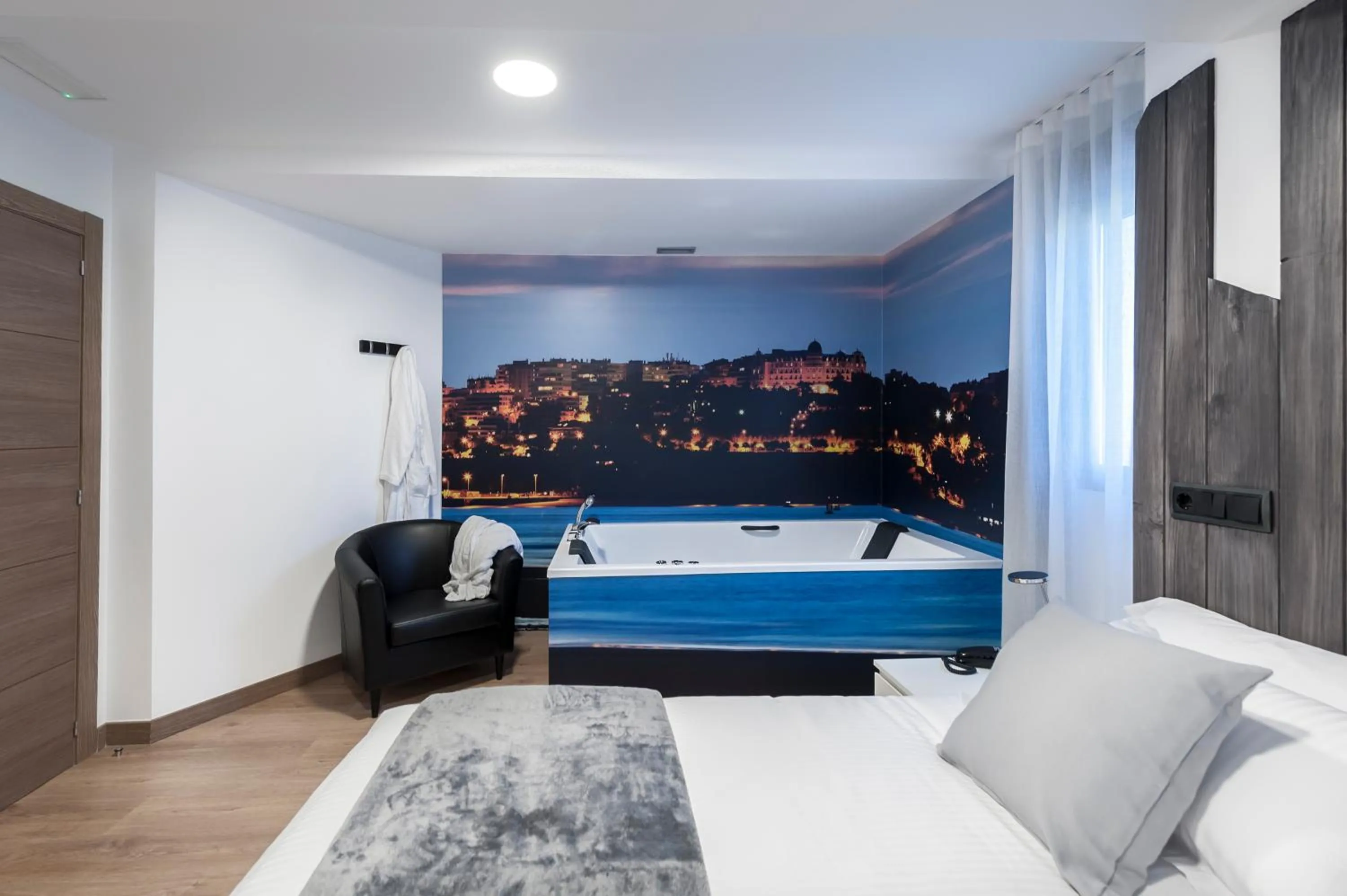 Hot Tub, Bed in Suite Home Sardinero