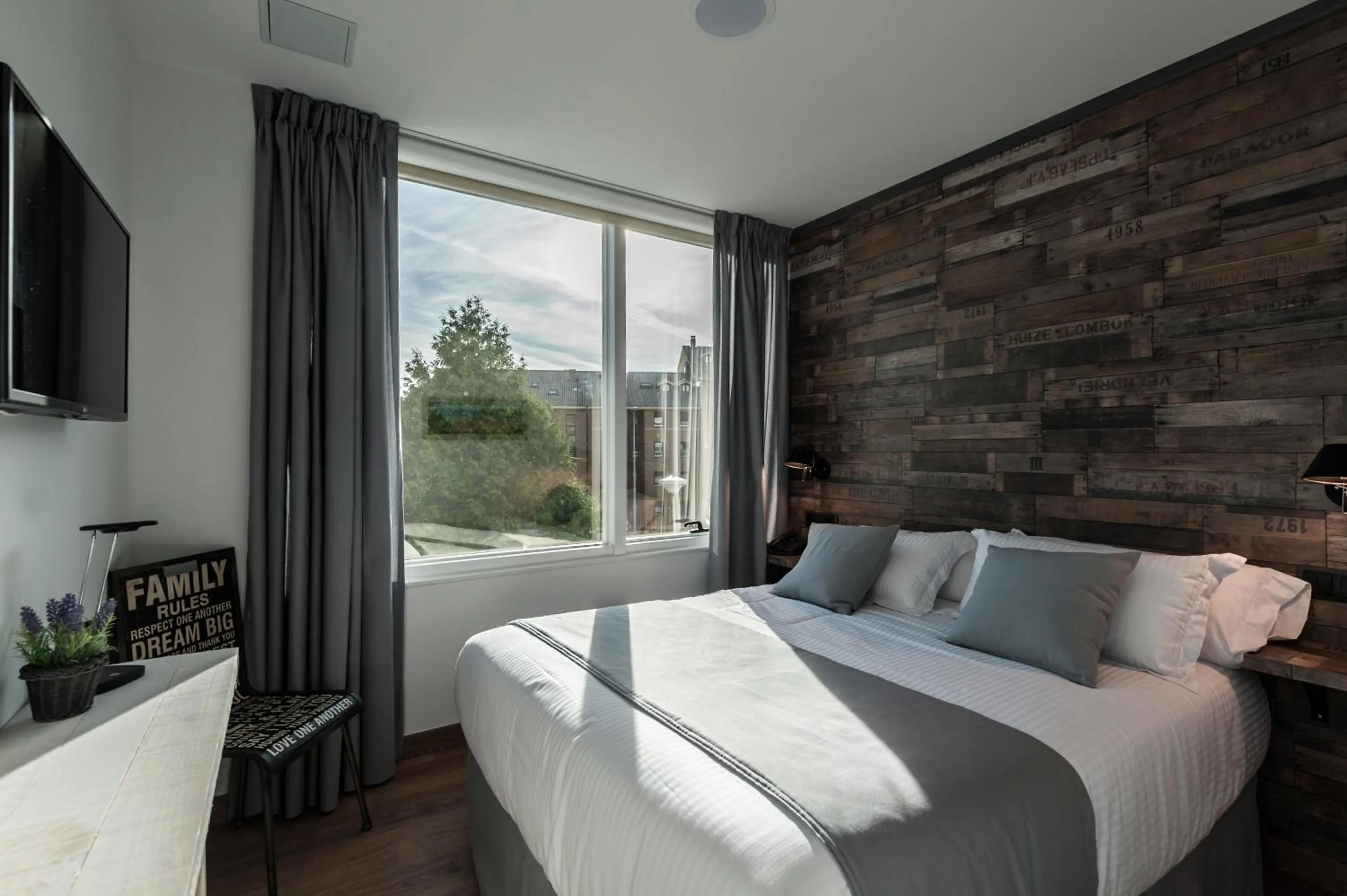 Photo of the whole room, Bed in Suite Home Sardinero