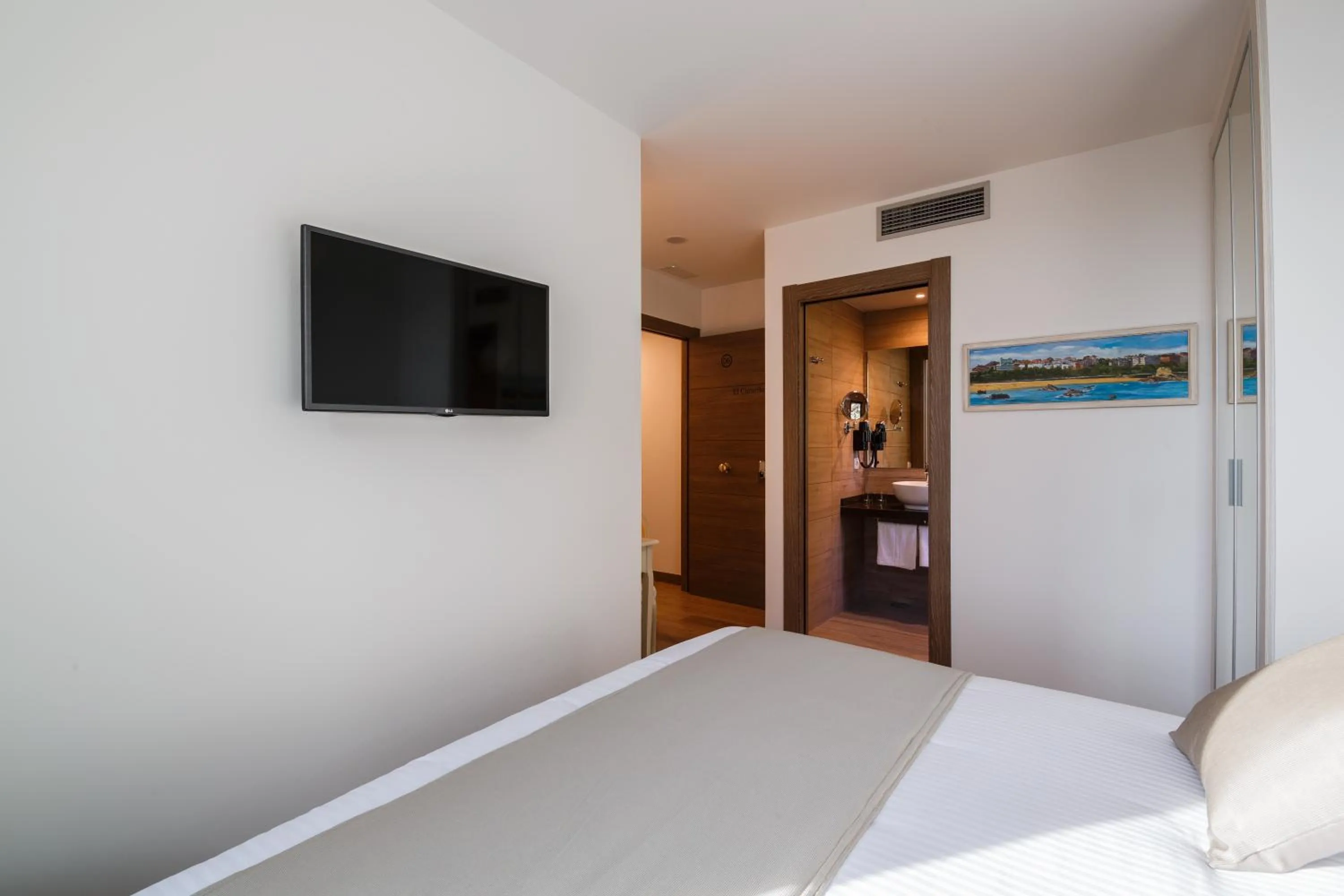 Bedroom, Bed in Suite Home Sardinero