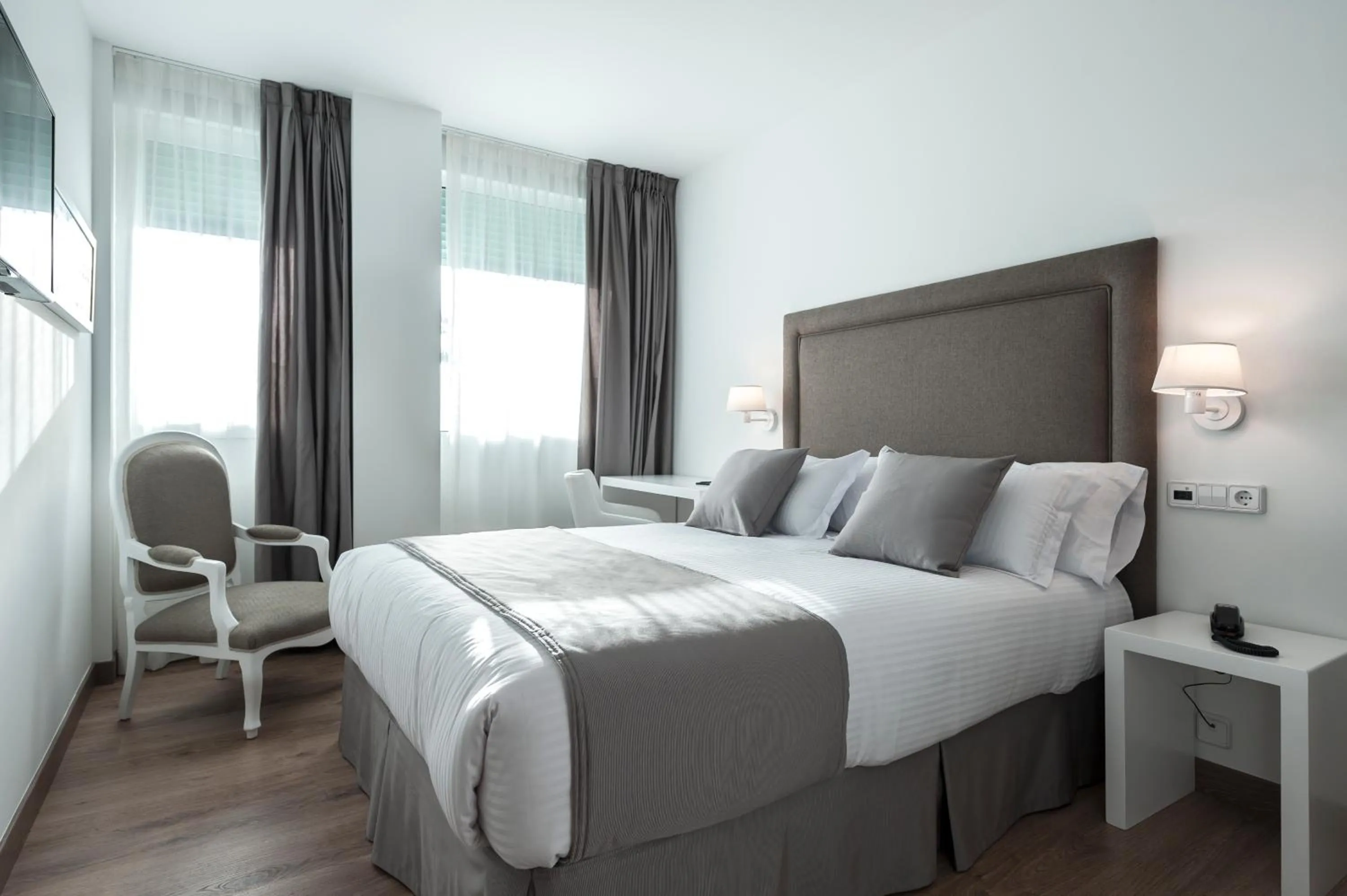 Photo of the whole room, Bed in Suite Home Sardinero