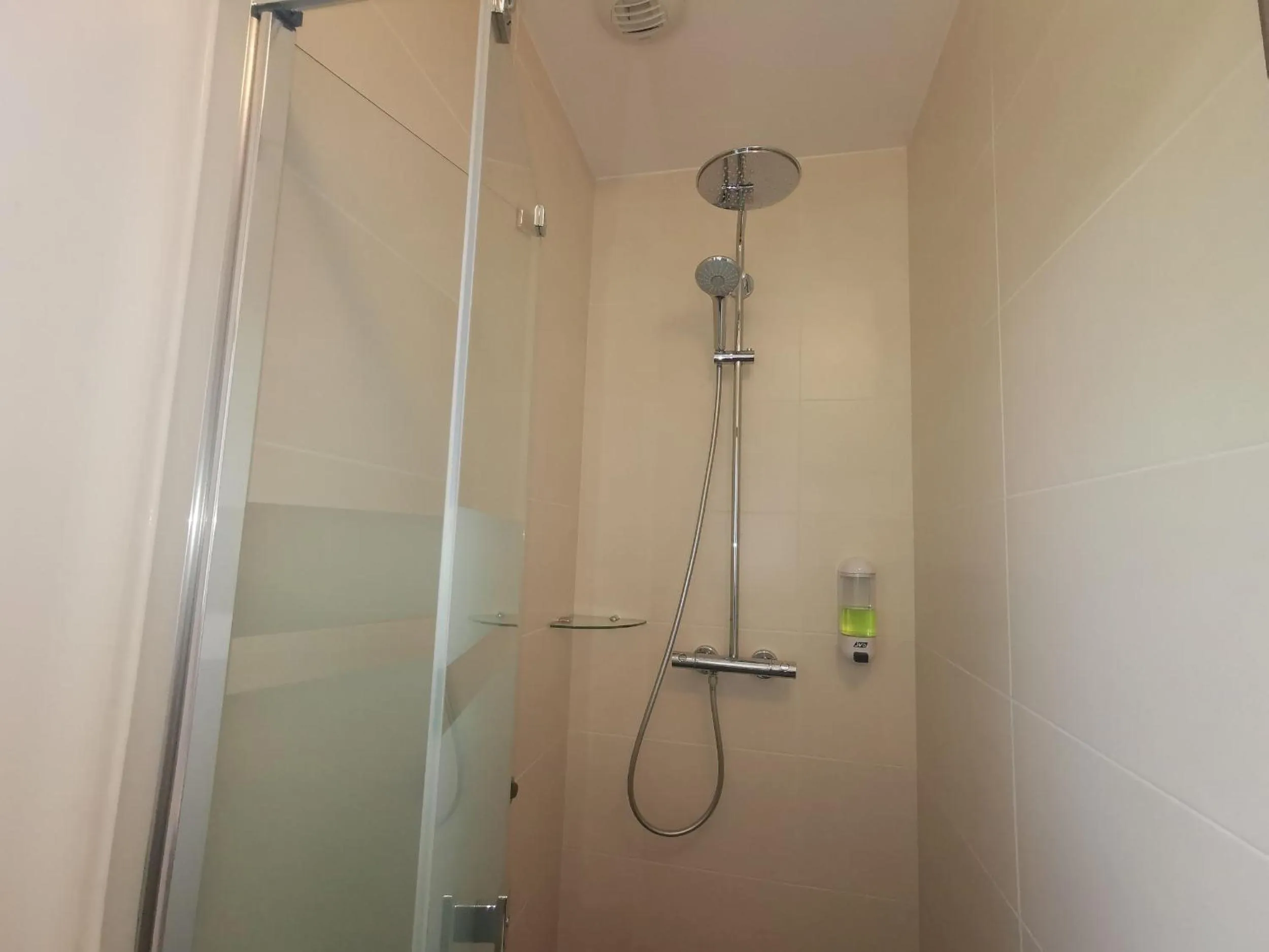 Shower in Chambres d'hôtes GIDY