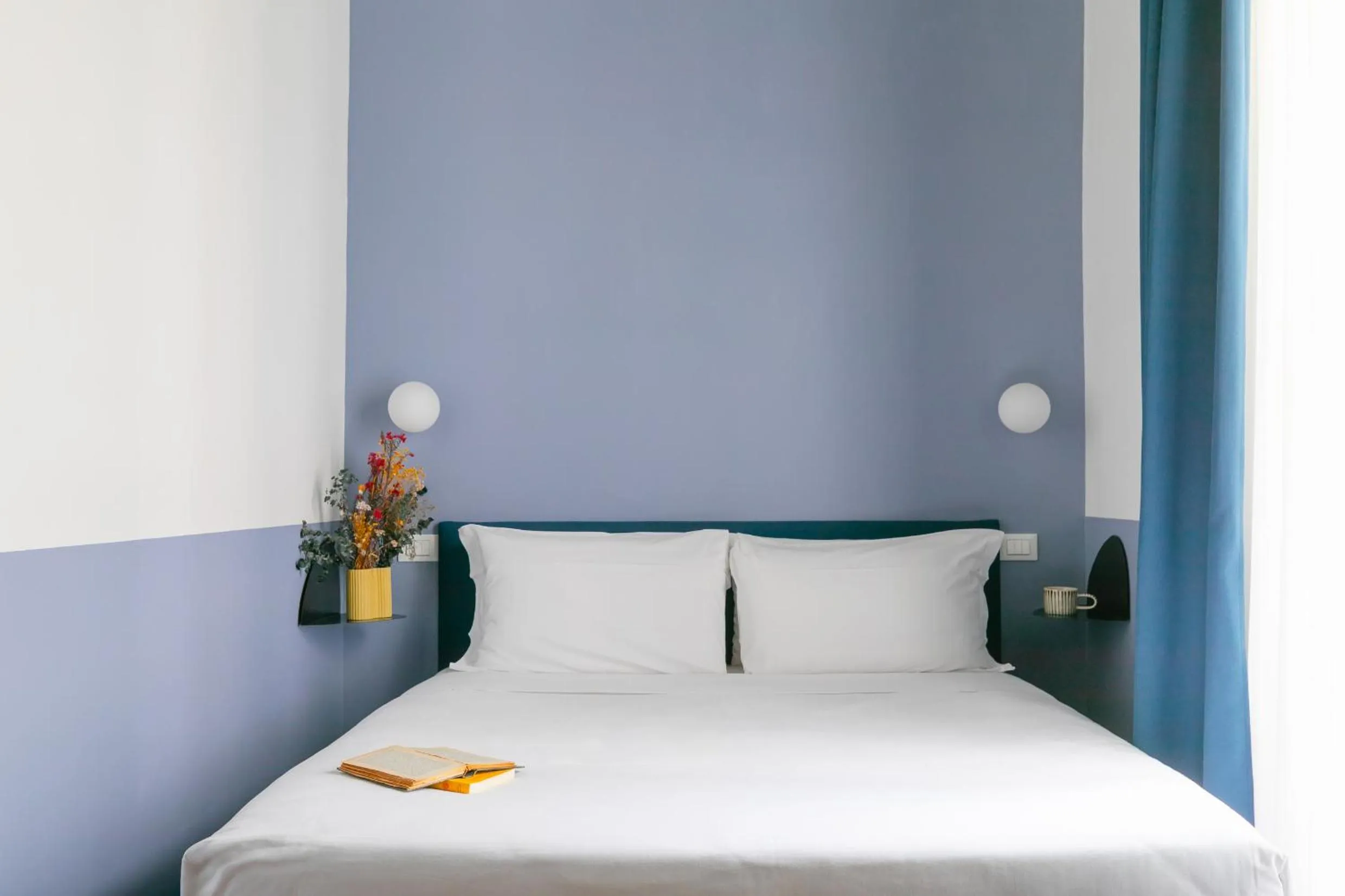 Photo of the whole room, Bed in Passepartout