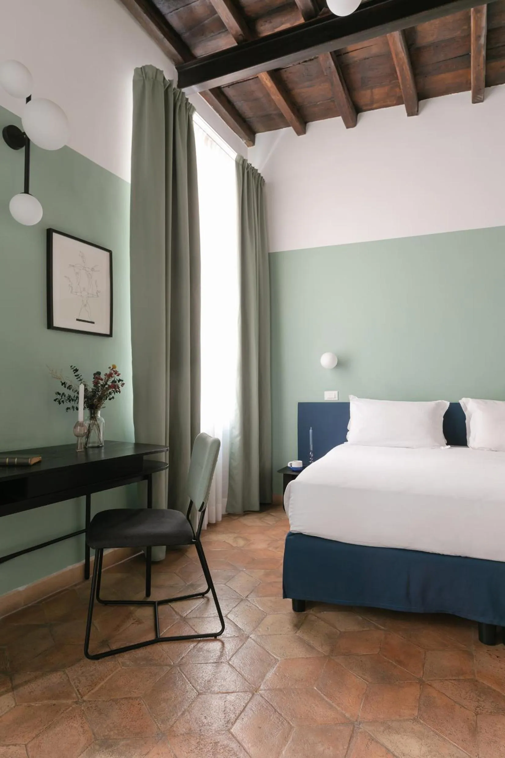 Photo of the whole room, Bed in Passepartout