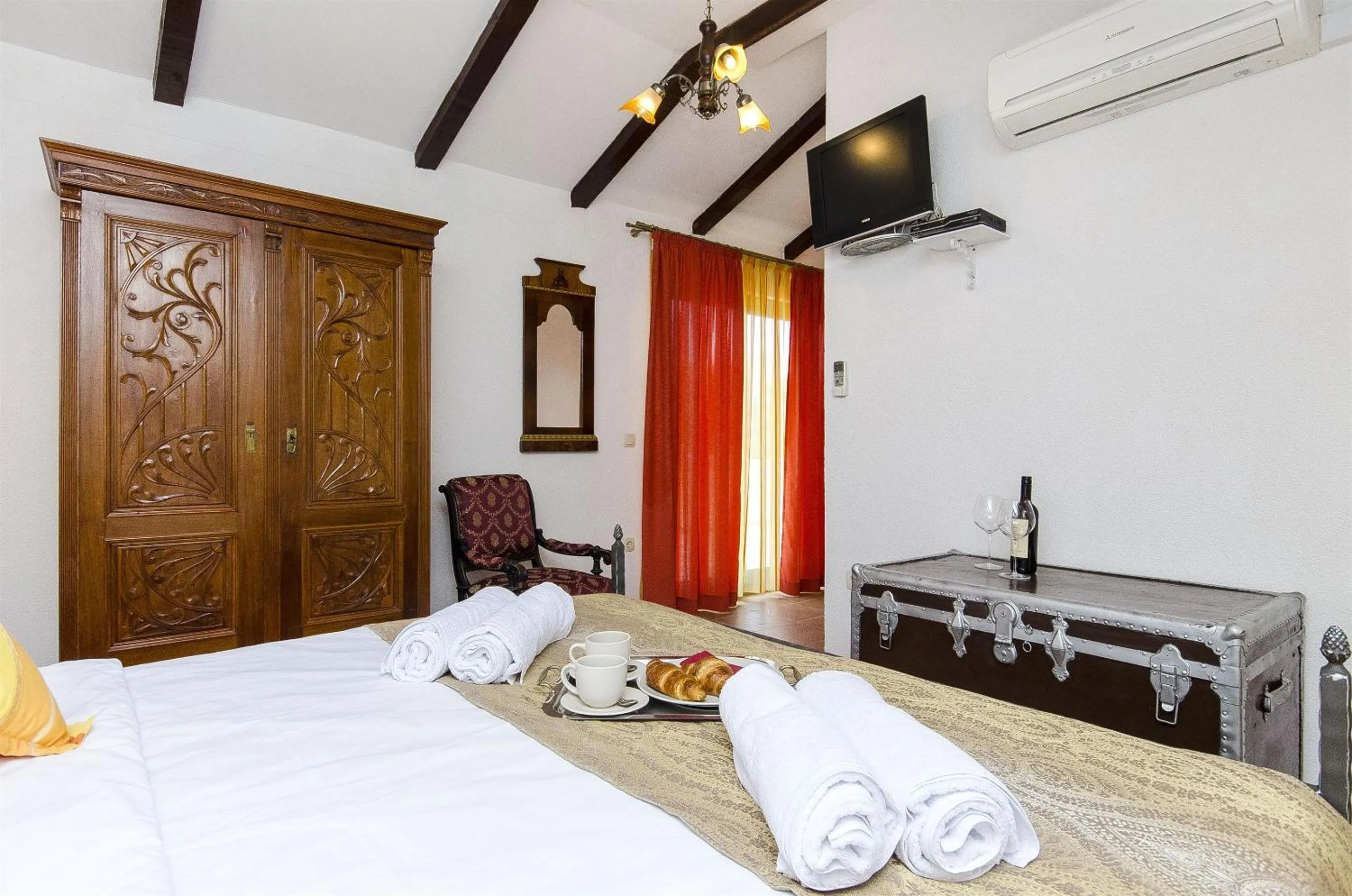 Bedroom, Bed in Palace Derossi