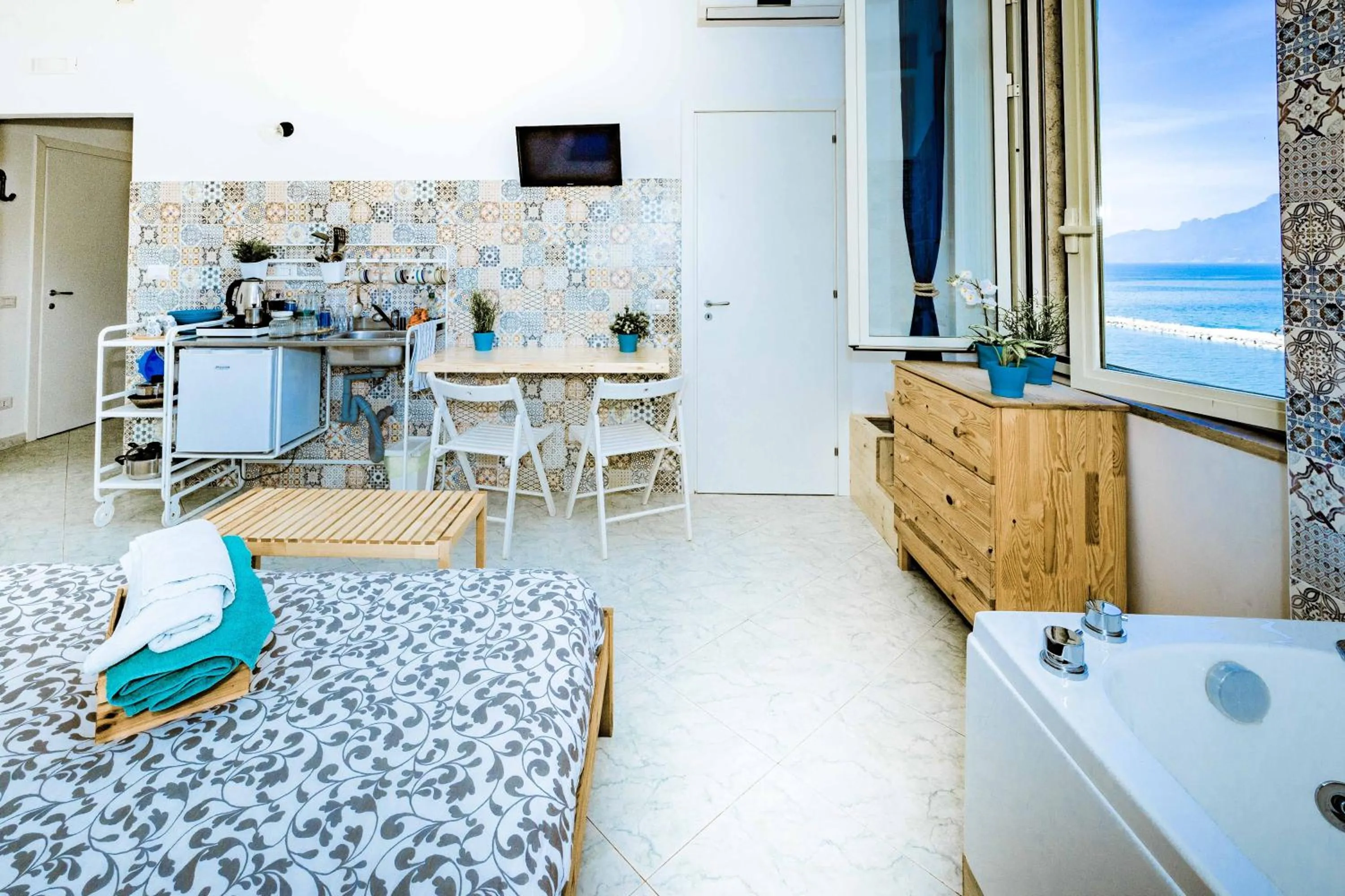 Photo of the whole room in On the beach Sea-view&Kitchen In Room