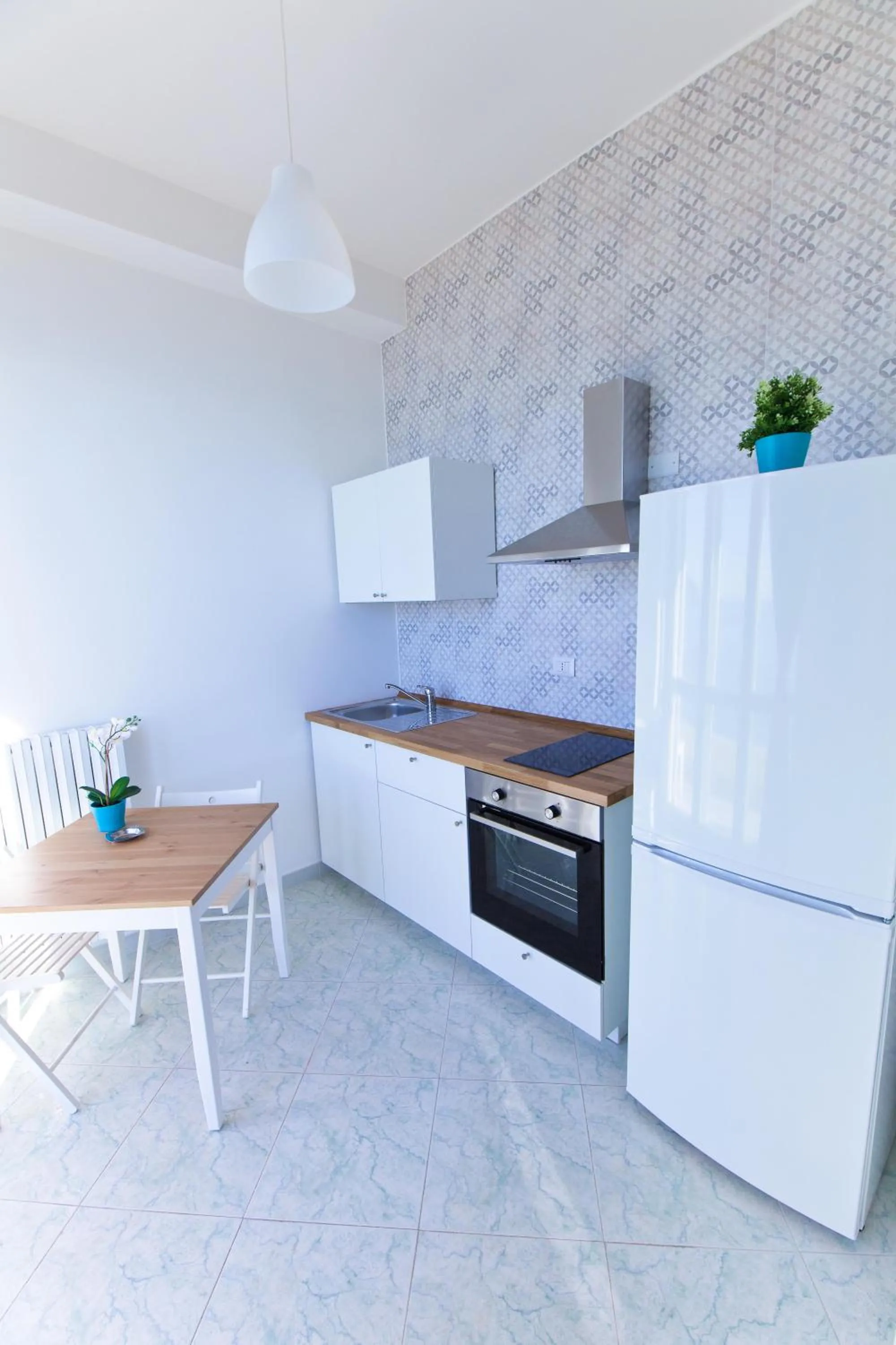 Kitchen or kitchenette in On the beach Sea-view&Kitchen In Room