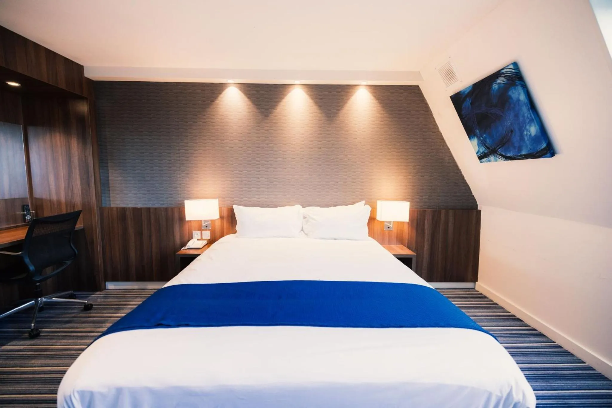 Photo of the whole room, Bed in Holiday Inn Express Lille Centre by IHG
