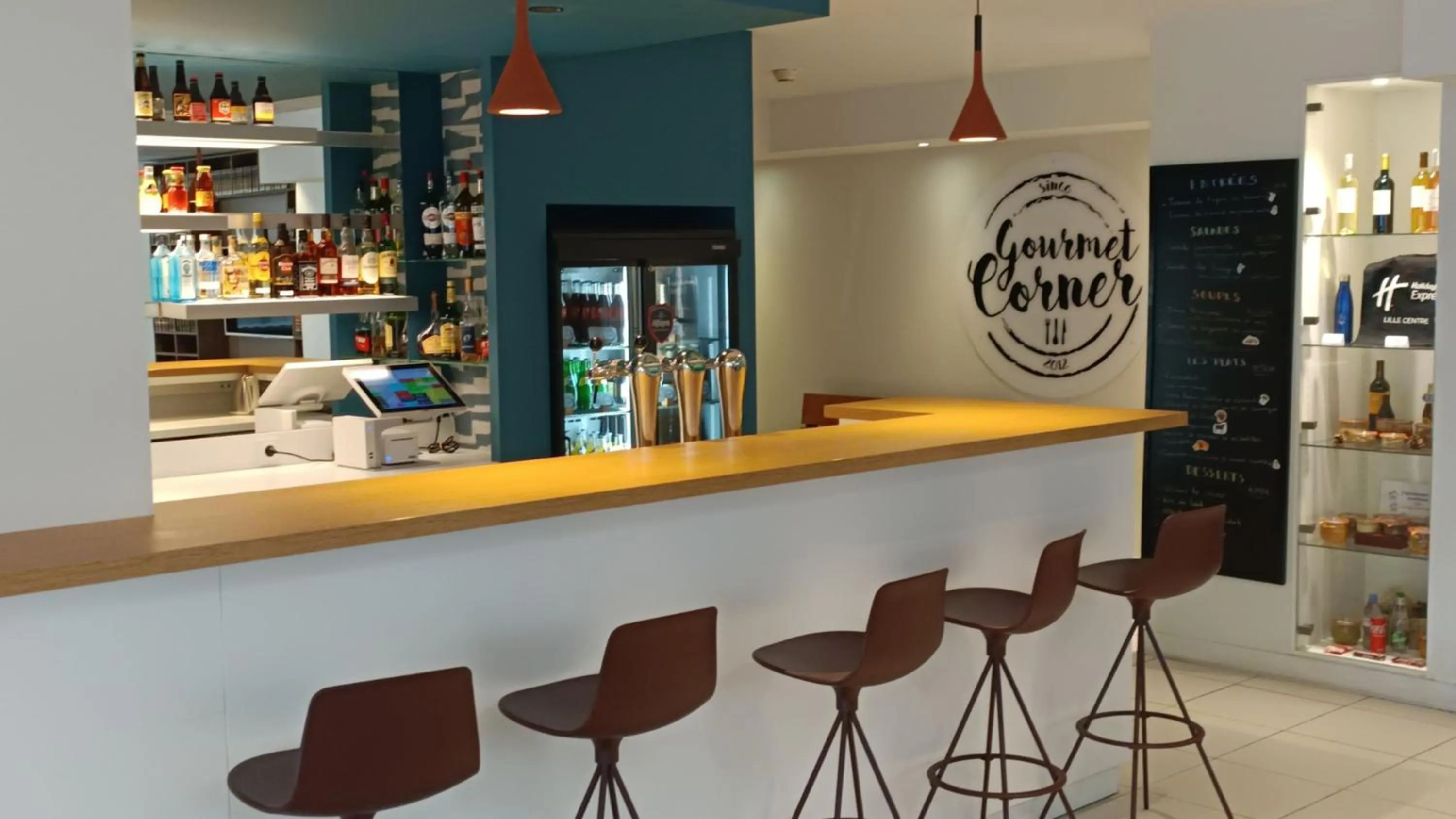 Lounge or bar in Holiday Inn Express Lille Centre by IHG