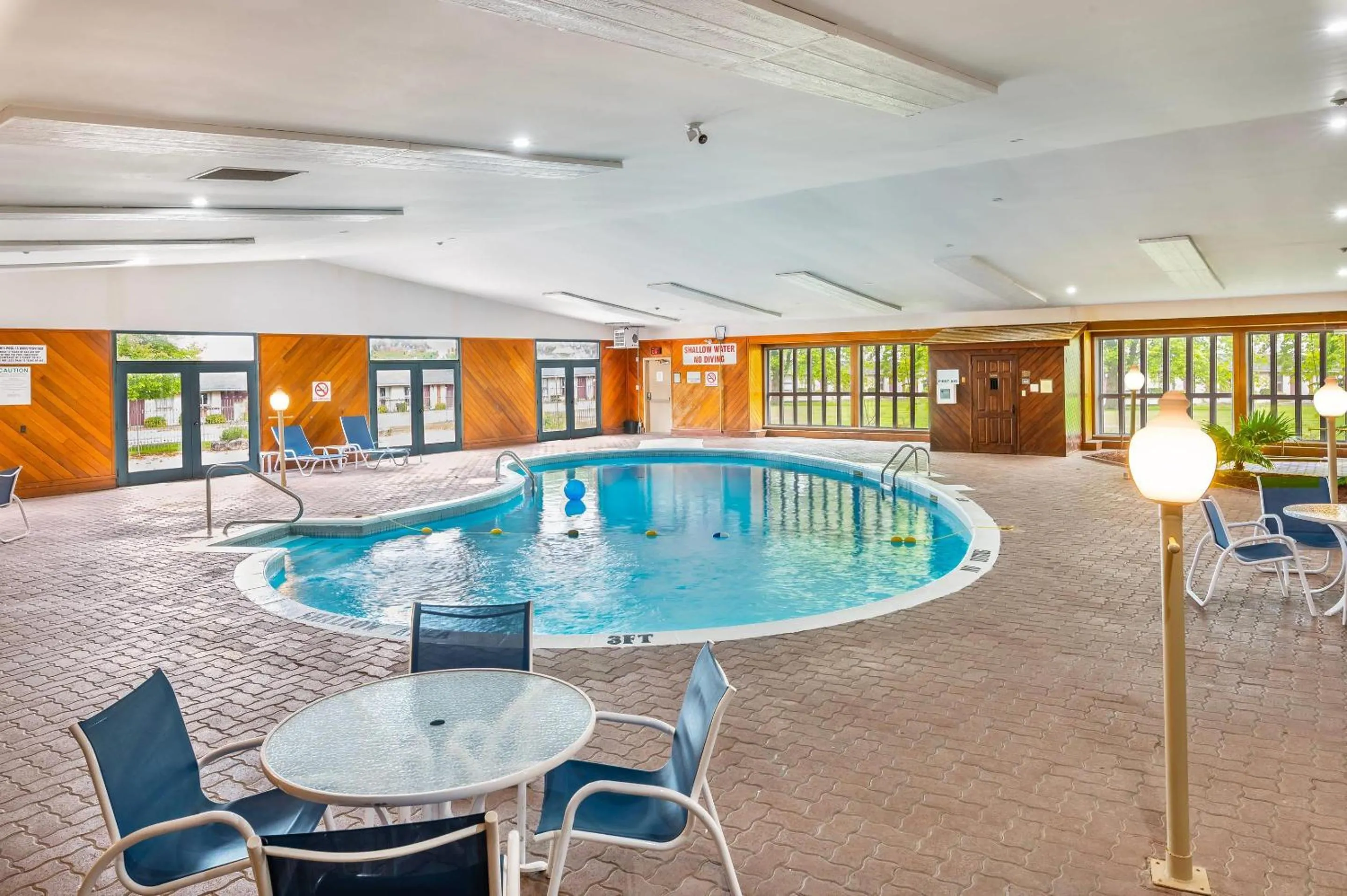 Swimming pool in Rodeway Inn Festival