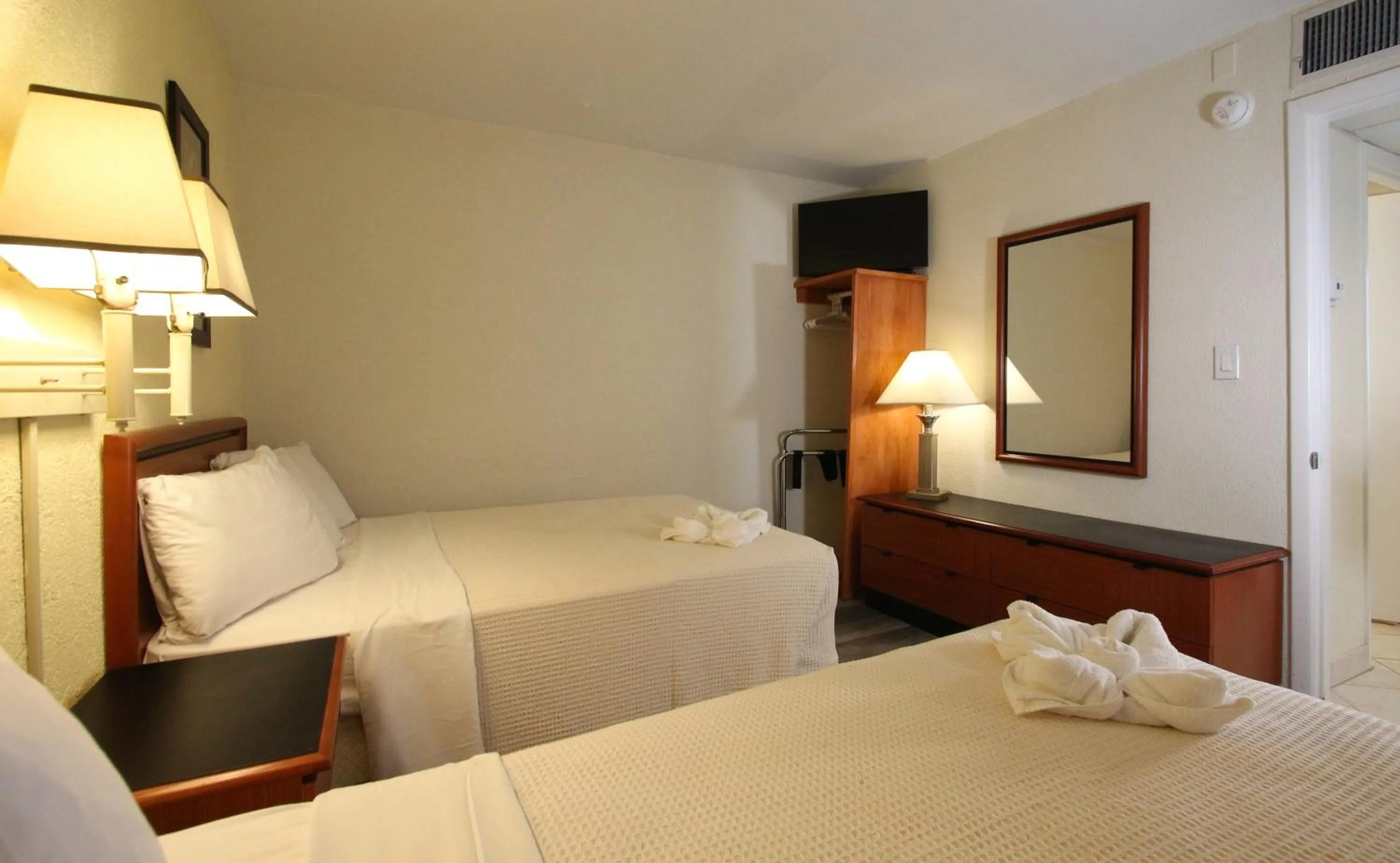 Bedroom, Bed in Crusader Oceanfront Resort