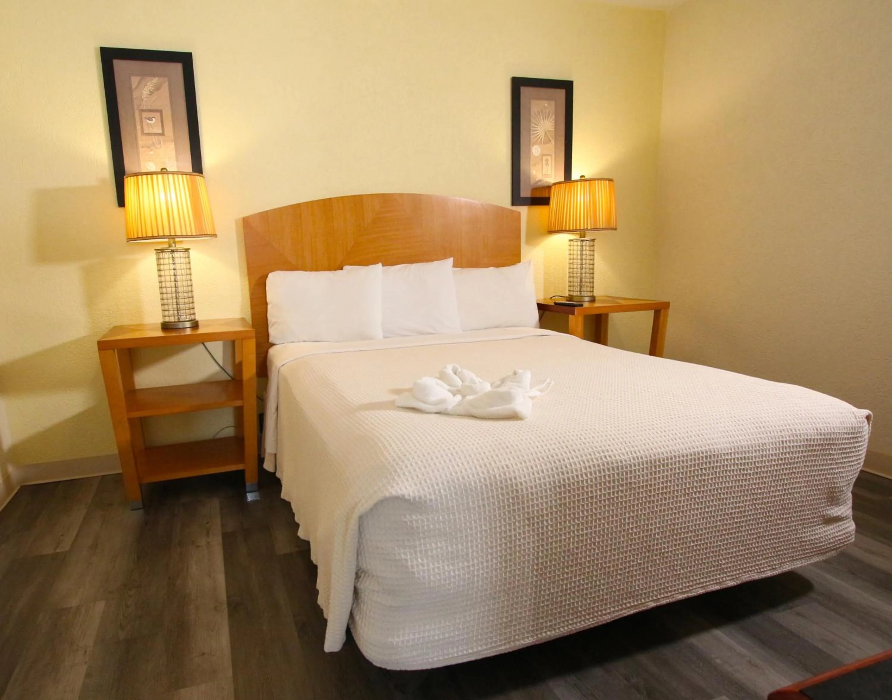 Bedroom, Bed in Crusader Oceanfront Resort