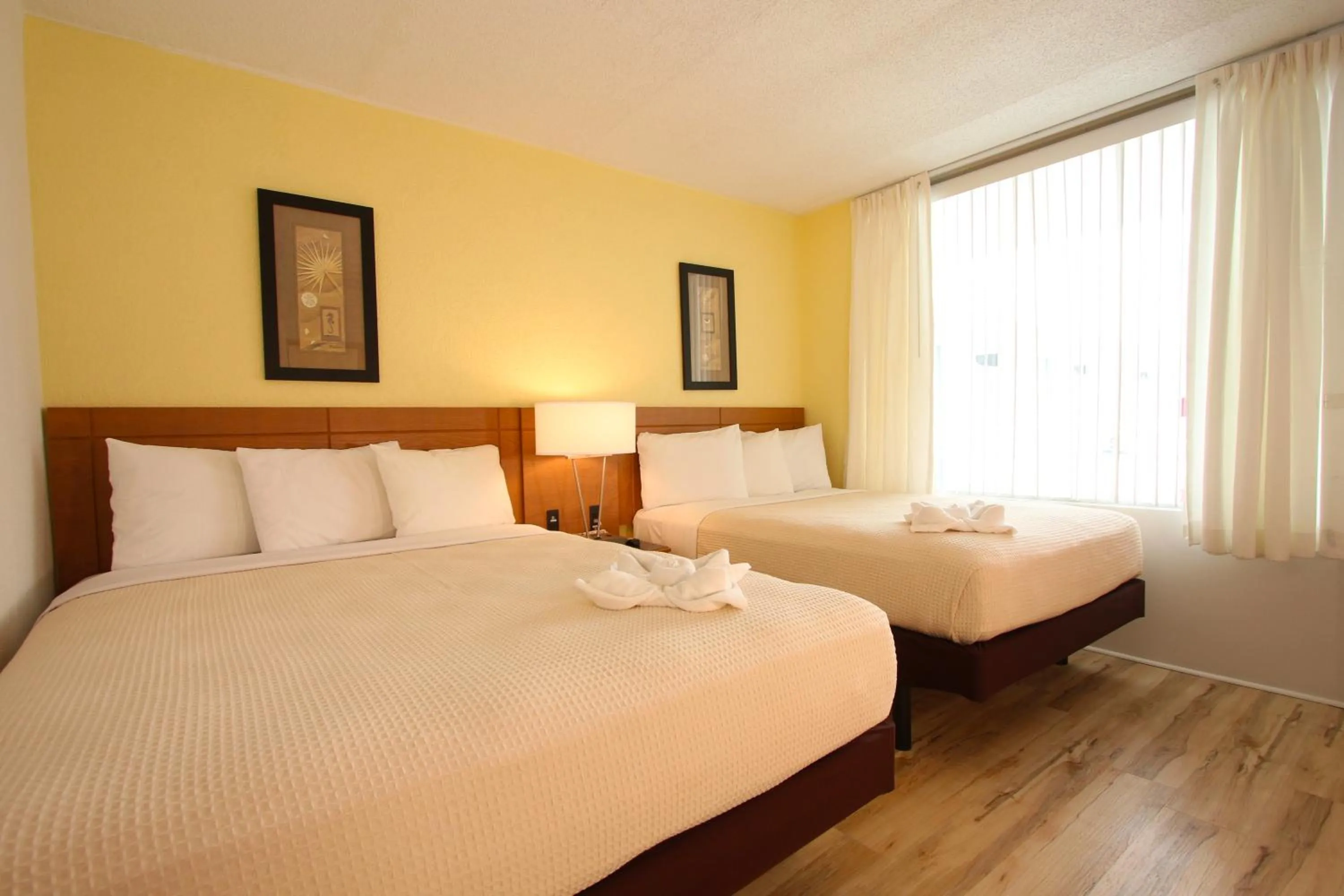 Bedroom, Bed in Crusader Oceanfront Resort