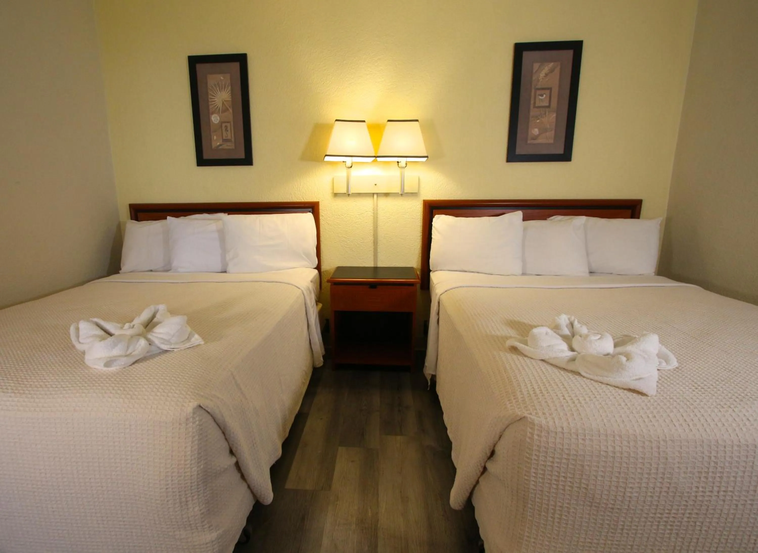 Bedroom, Bed in Crusader Oceanfront Resort