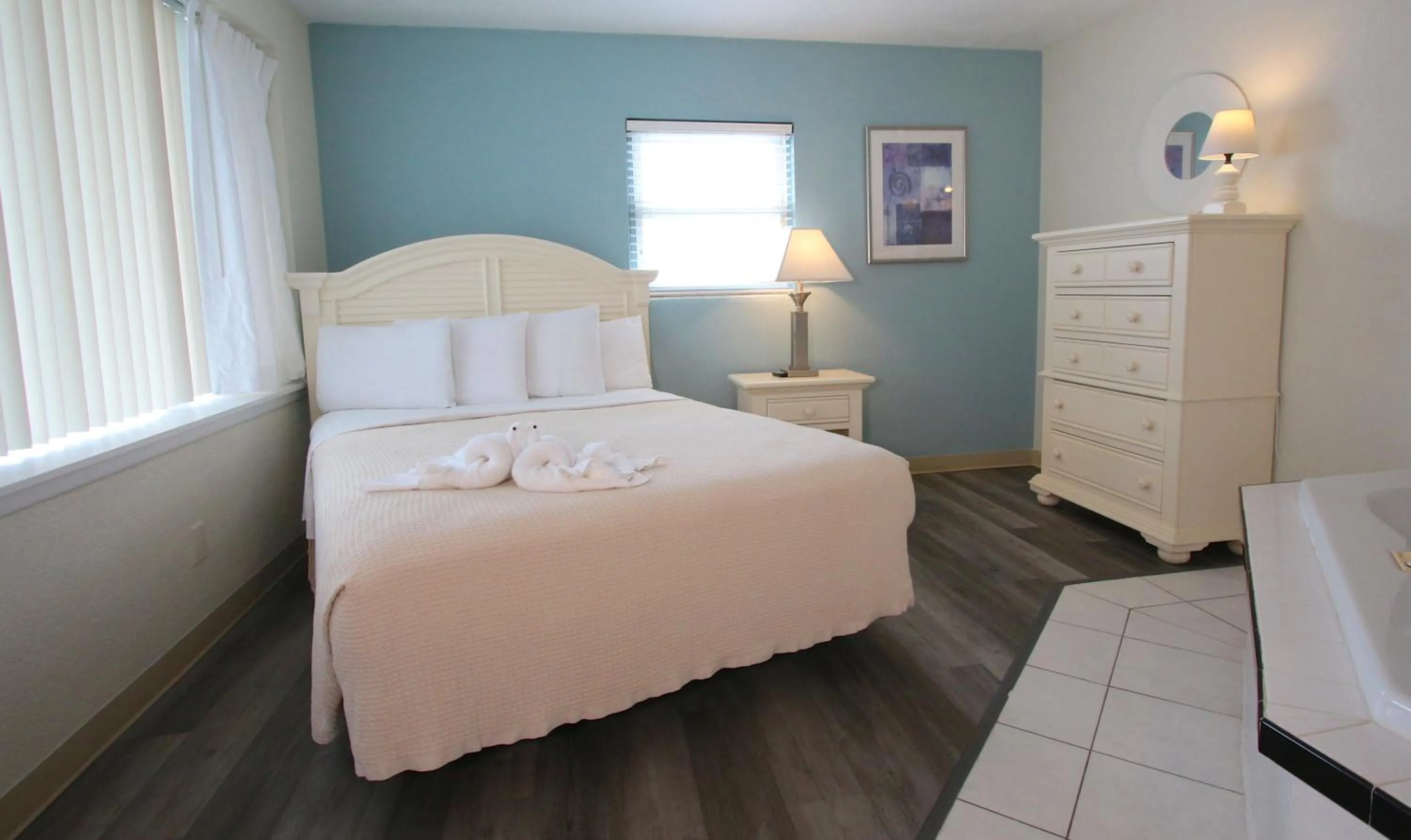 Bedroom, Bed in Crusader Oceanfront Resort