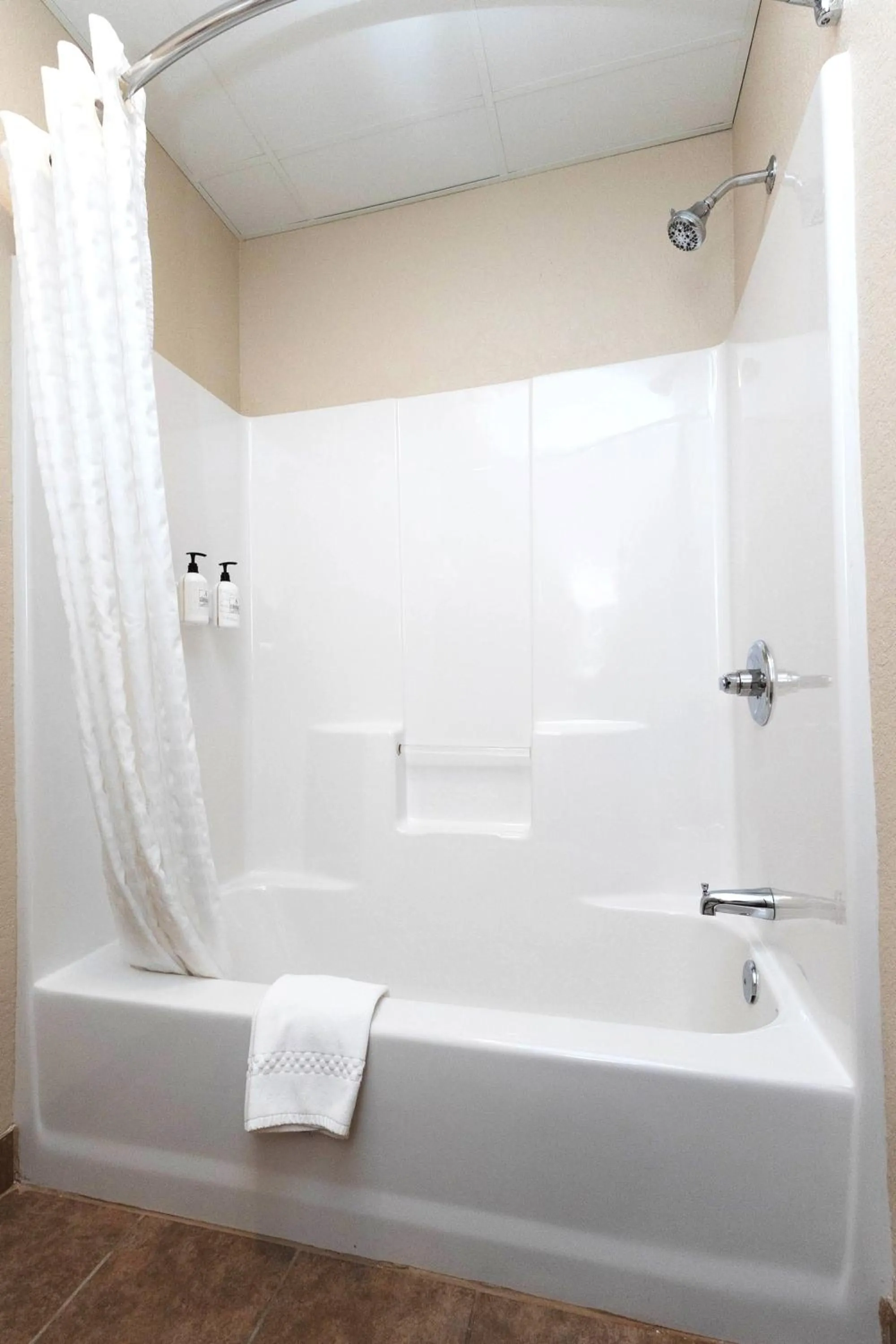 Bathroom in Cobblestone Inn & Suites Maryville