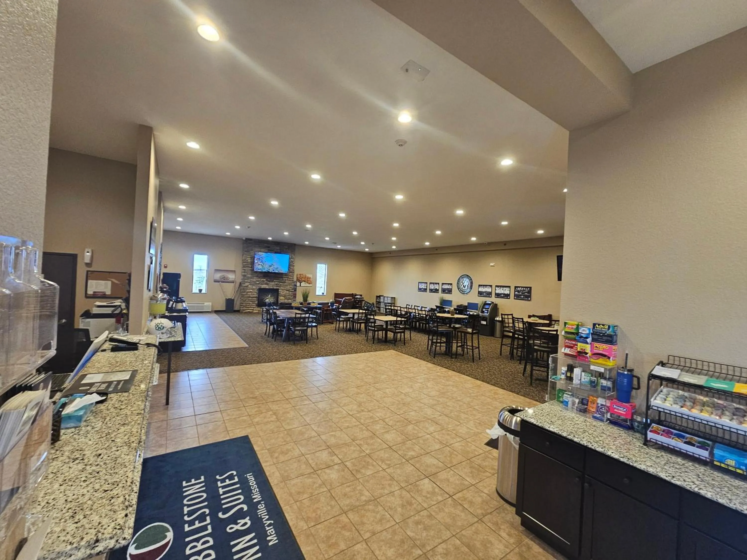 Communal lounge/ TV room in Cobblestone Inn & Suites Maryville